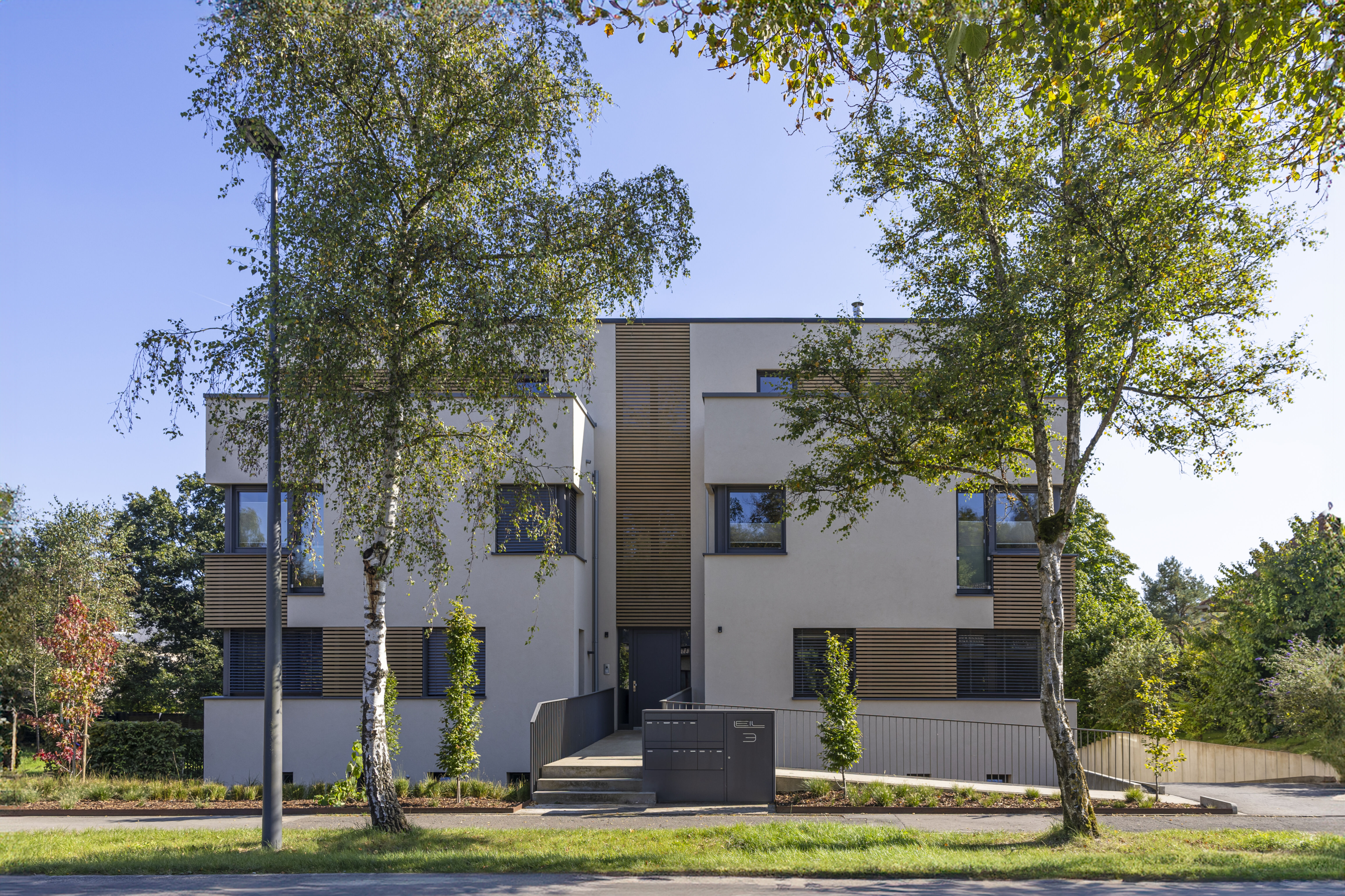 Wohngebäude_Offene Fassadenverkleidung - horiz._Wohnhaus