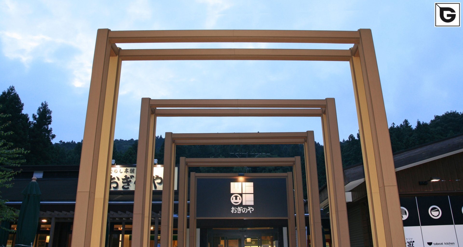 Einrichtungen_Pergola, Dachüberstand, Dach_Einkaufszentrum