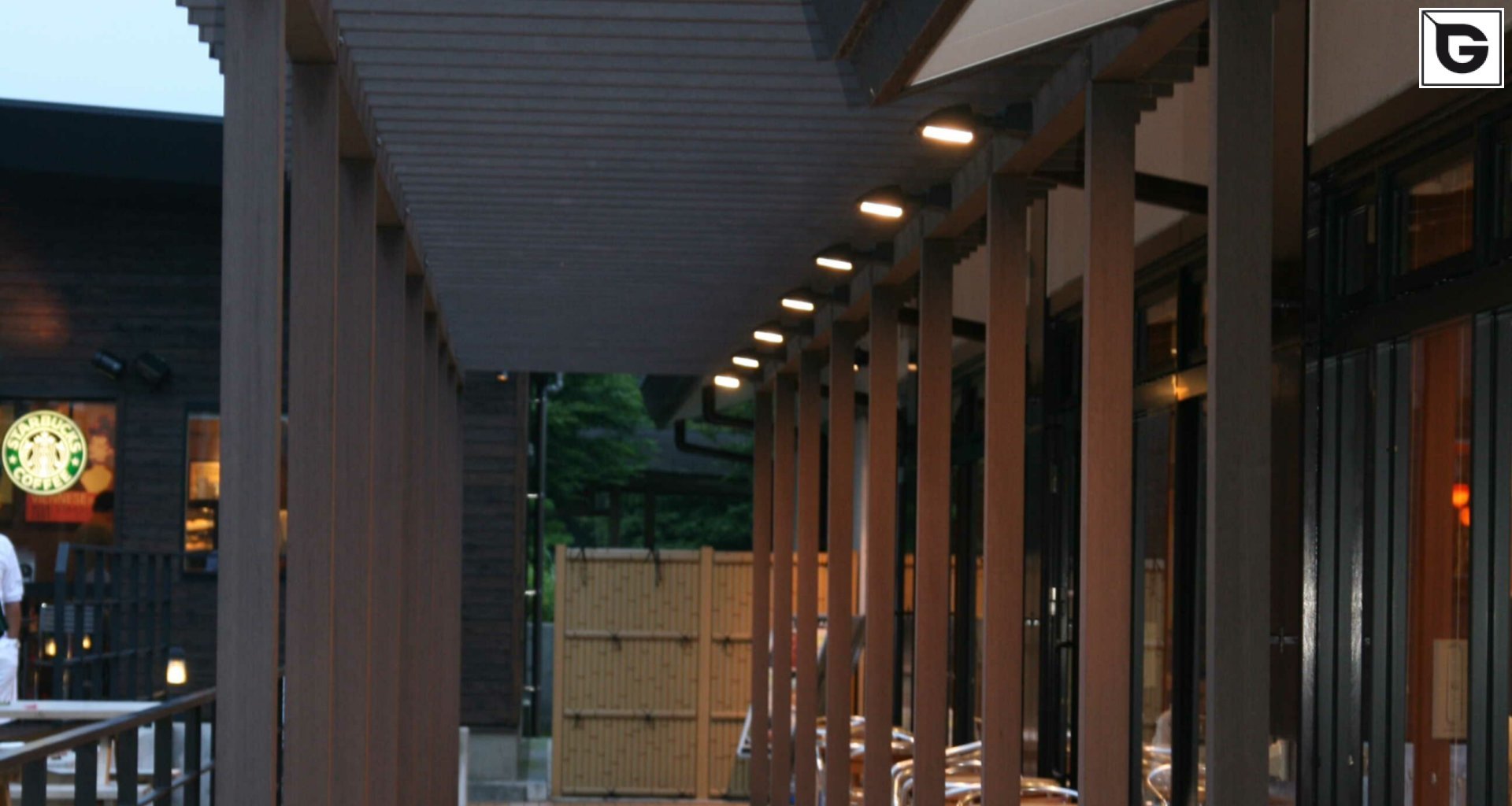 Einrichtungen_Pergola, Dachüberstand, Dach_Einkaufszentrum