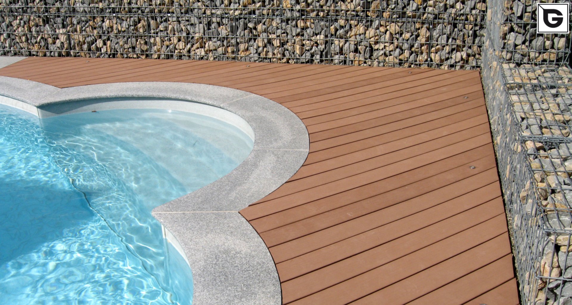 Einrichtungen_Schwimmbad deck_Am Wasser entlang