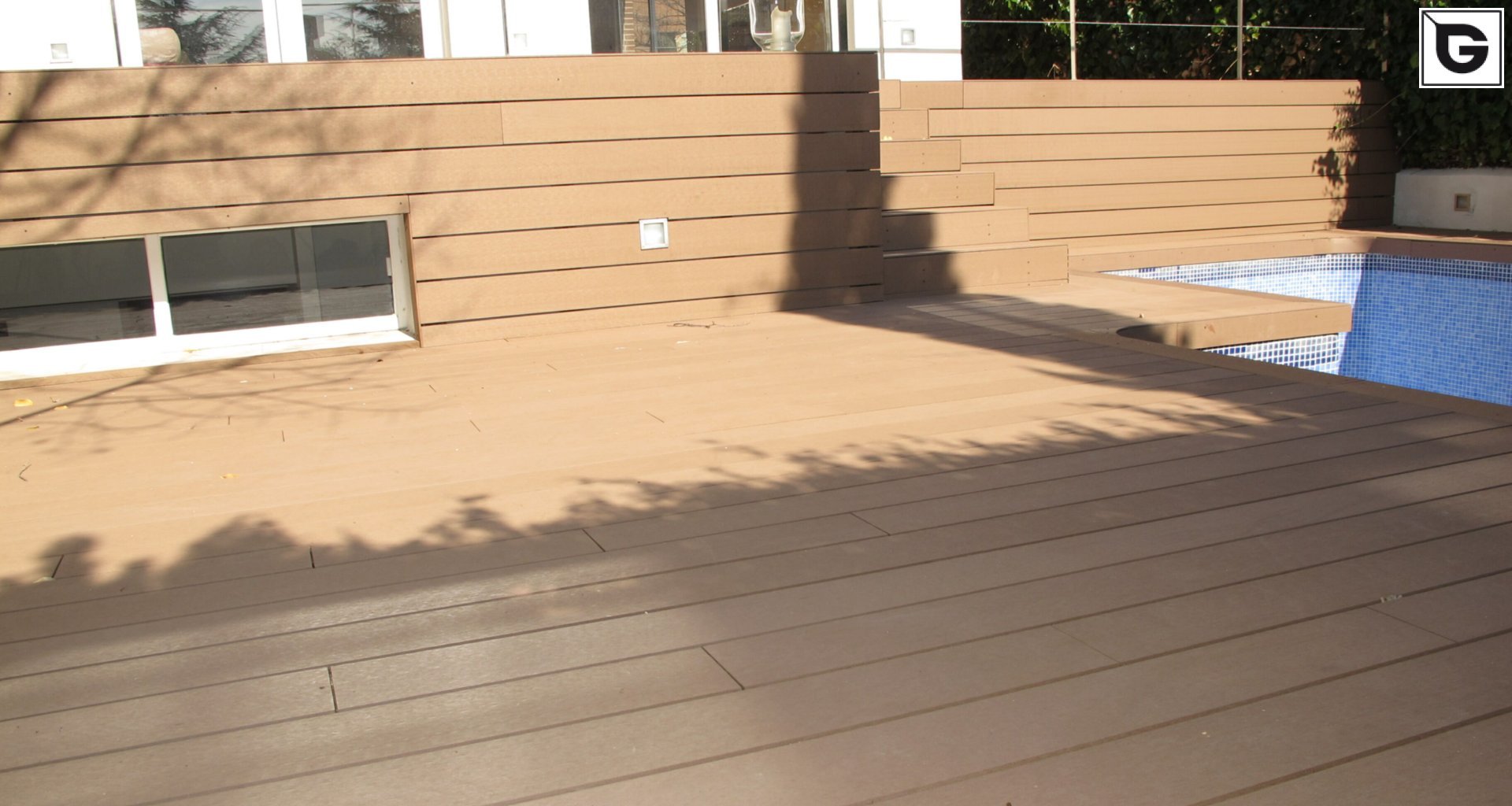 Einrichtungen_Schwimmbad deck_Am Wasser entlang