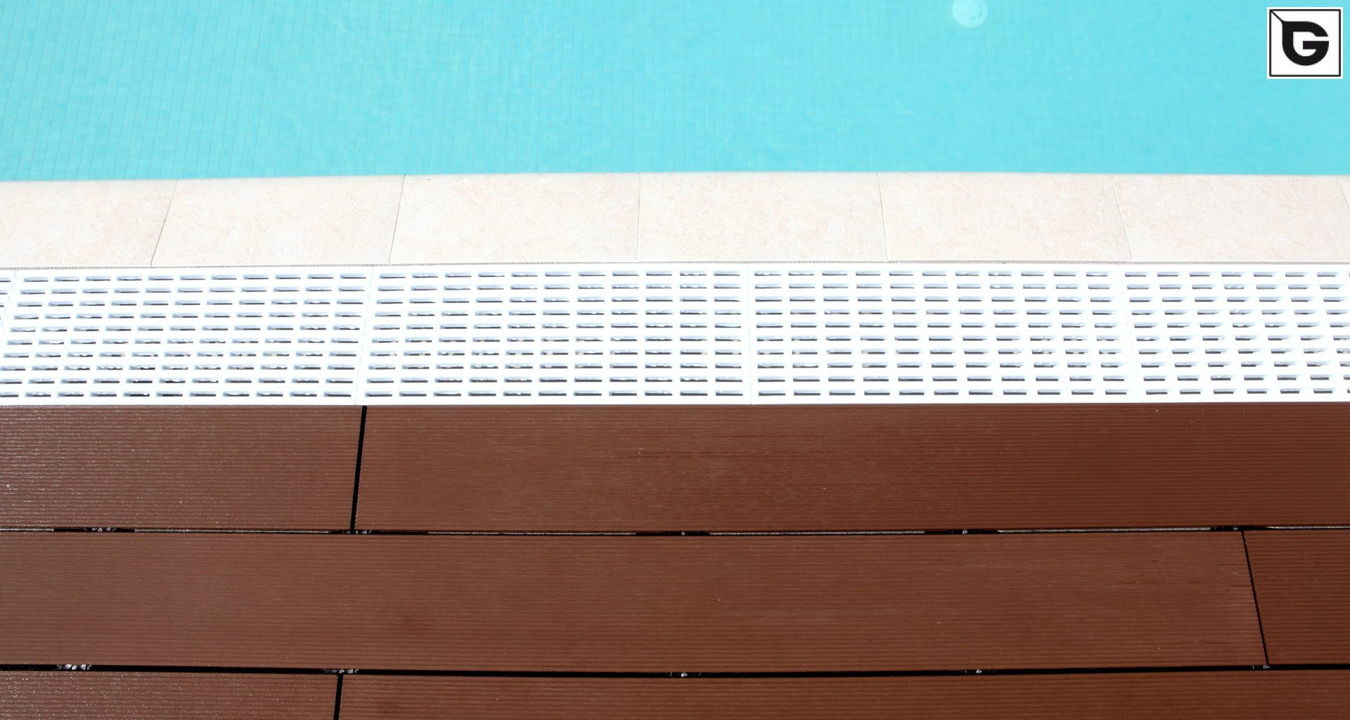 Einrichtungen_Schwimmbad deck_Am Wasser entlang