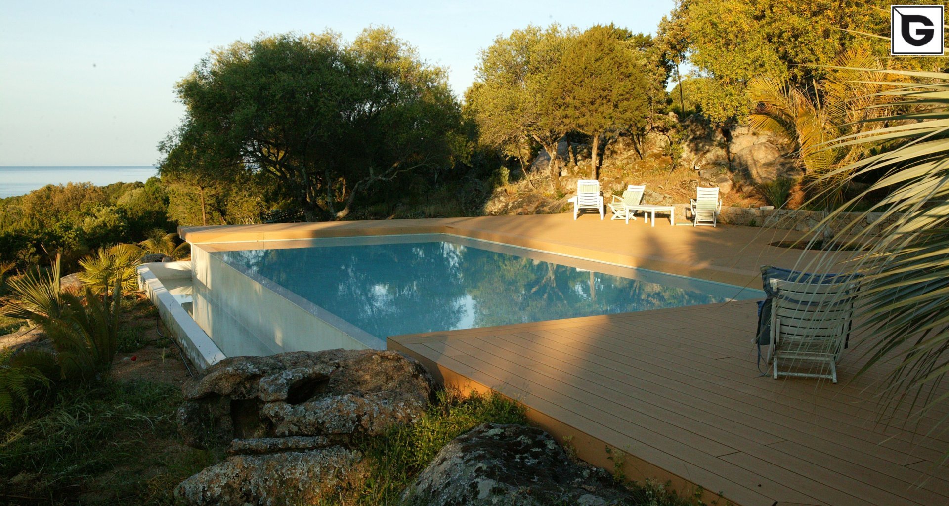 Einrichtungen_Schwimmbad deck_Am Wasser entlang