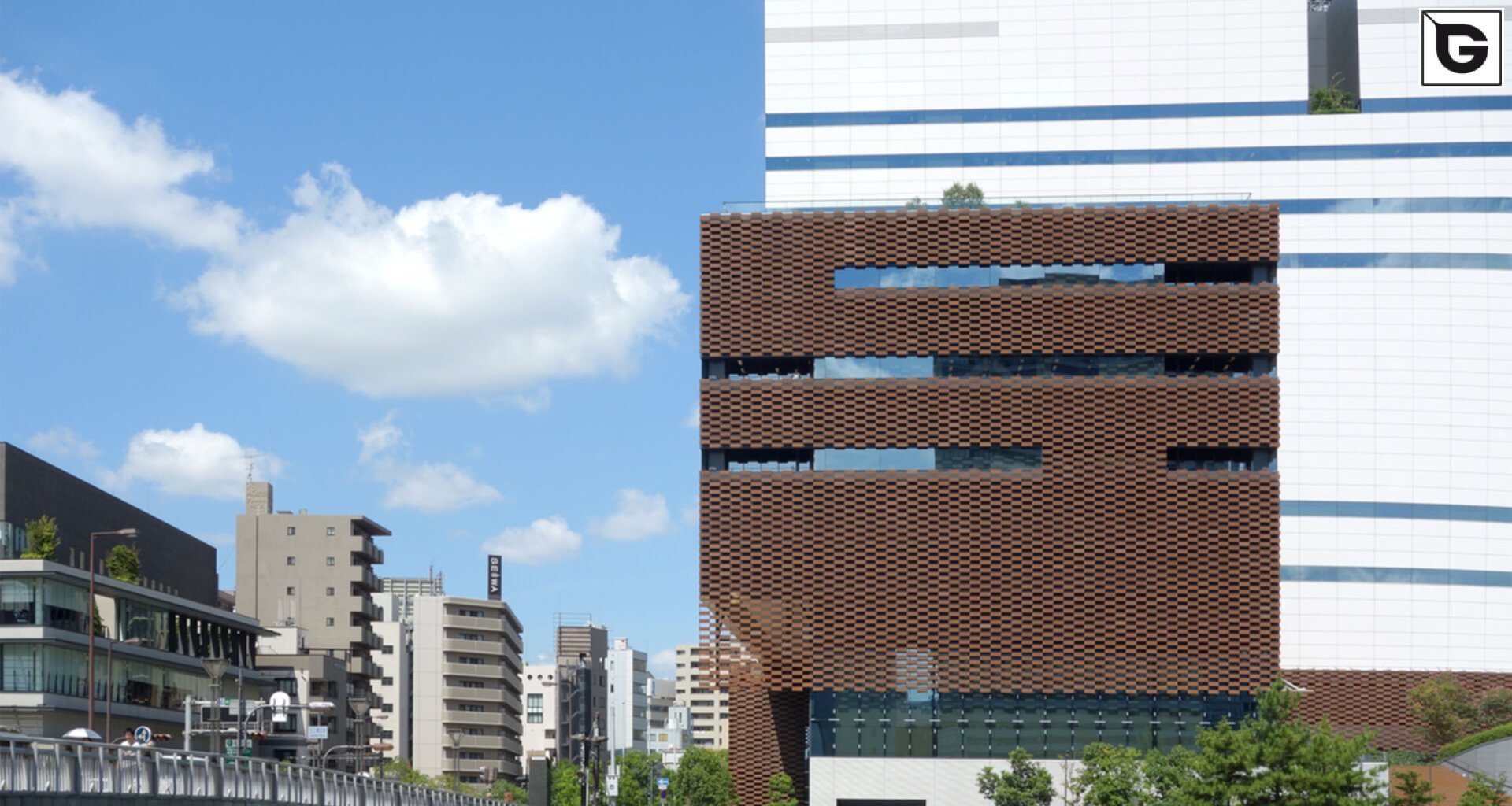 Verwaltungsgebäude_Offene Fassadenverkleidung - horiz._Büros