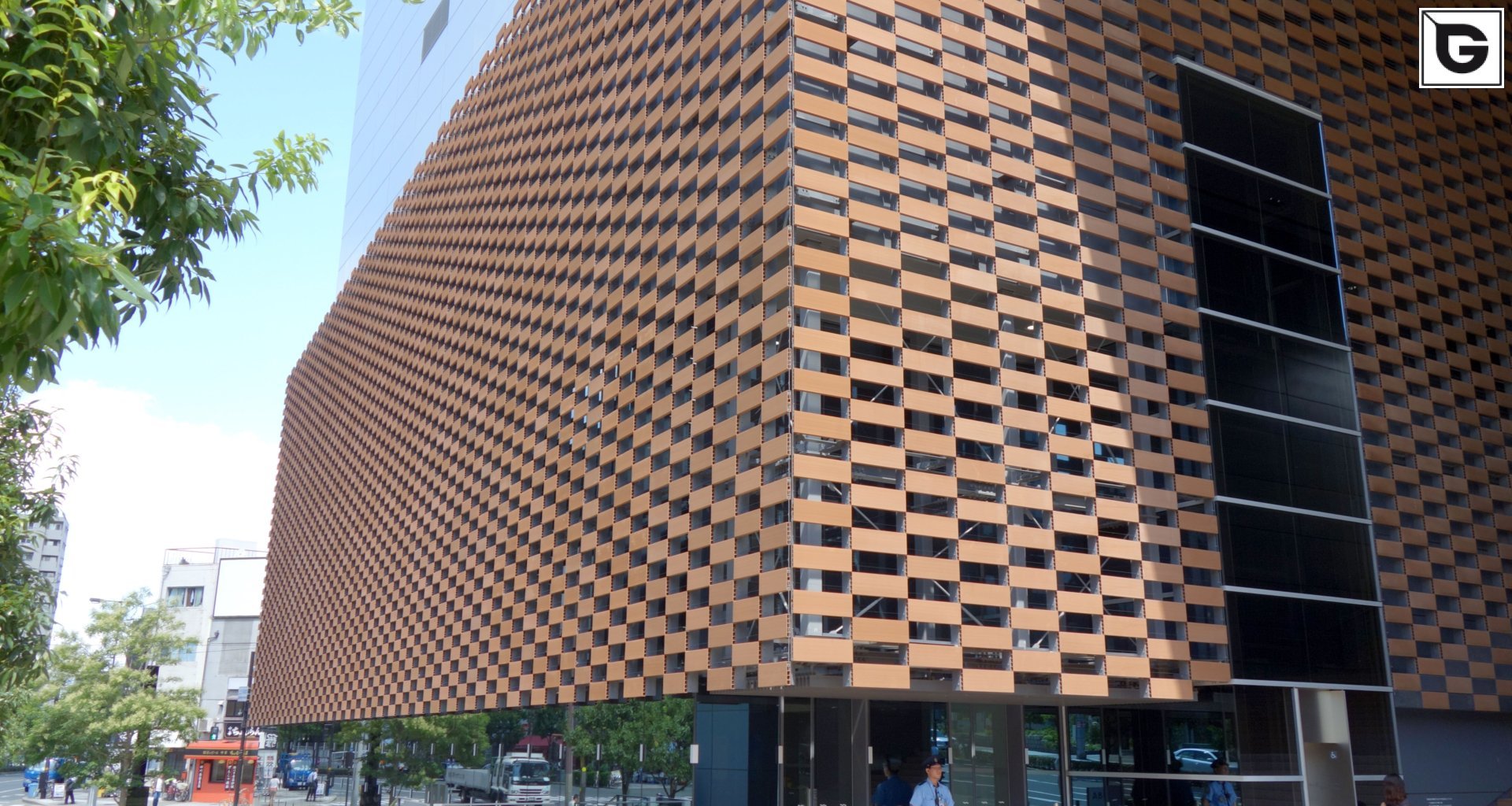 Verwaltungsgebäude_Offene Fassadenverkleidung - horiz._Büros