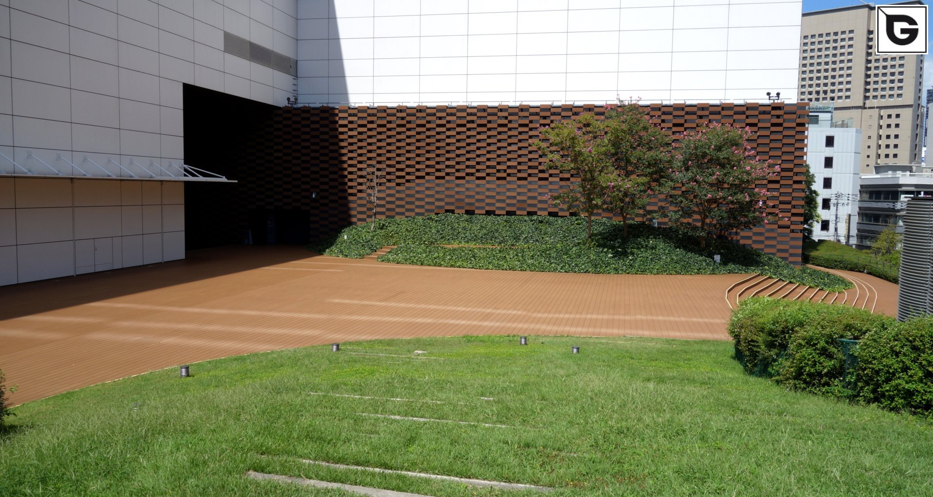 Verwaltungsgebäude_Offene Fassadenverkleidung - horiz._Büros