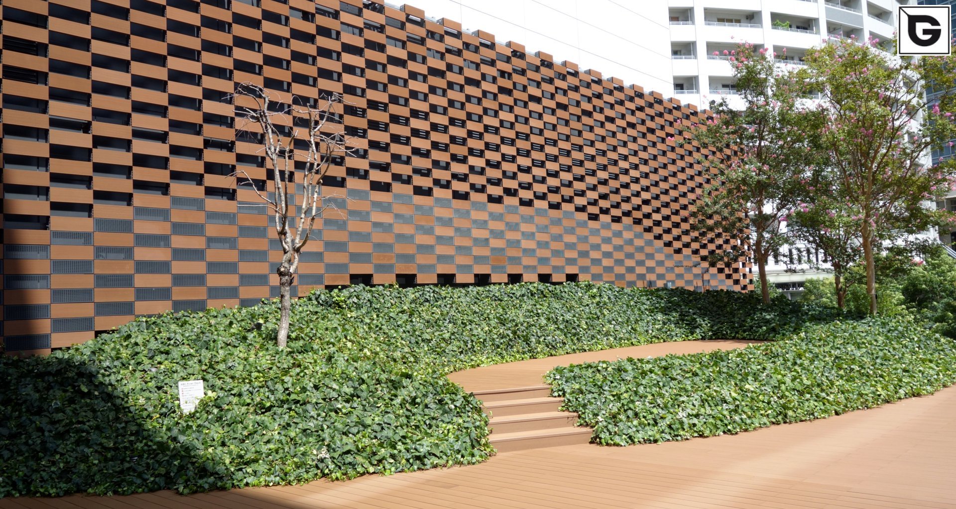 Verwaltungsgebäude_Offene Fassadenverkleidung - horiz._Büros