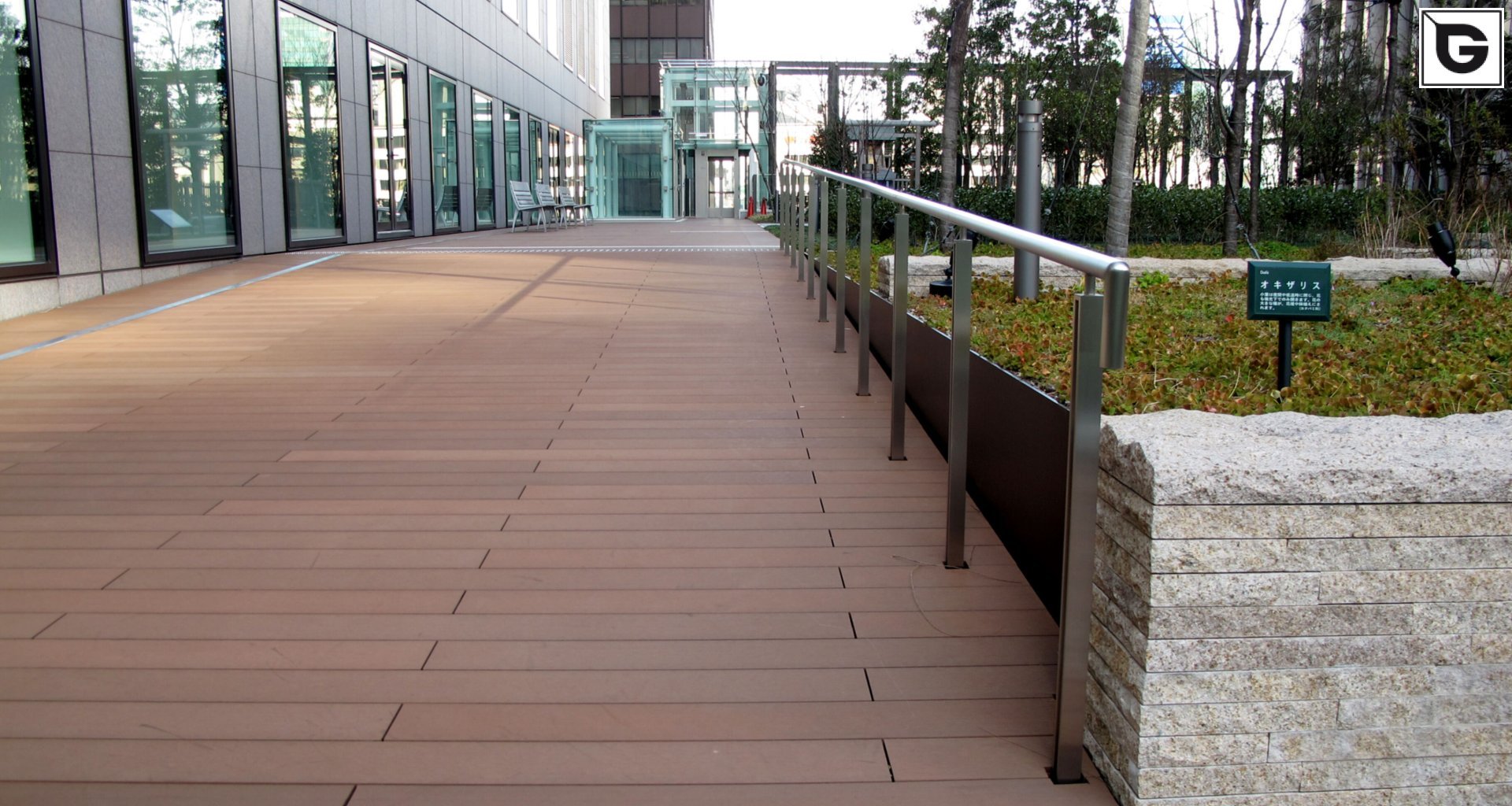 Verwaltungsgebäude_Dachanlage, Balk., Laufgang_Büros