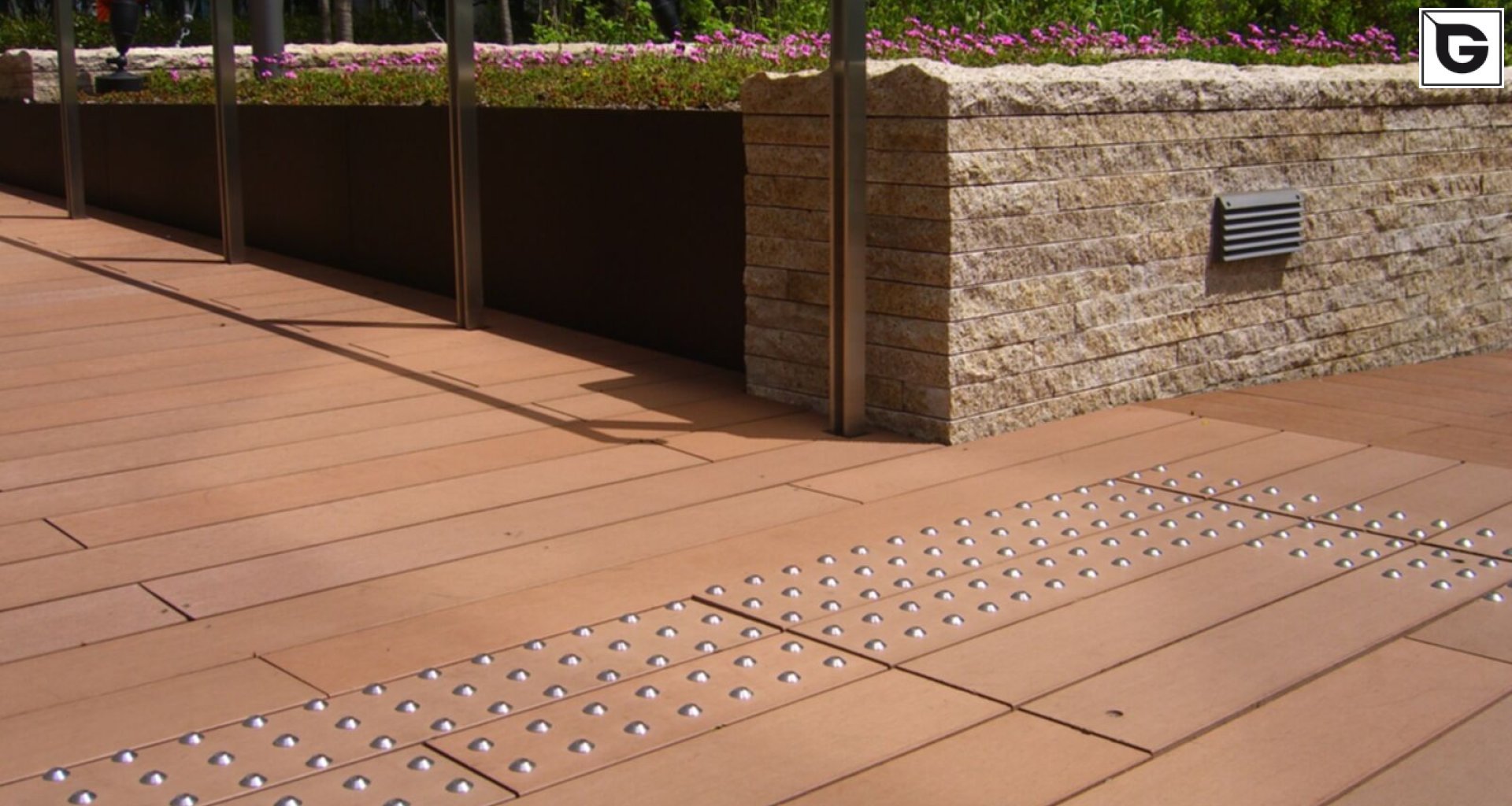 Verwaltungsgebäude_Dachanlage, Balk., Laufgang_Büros