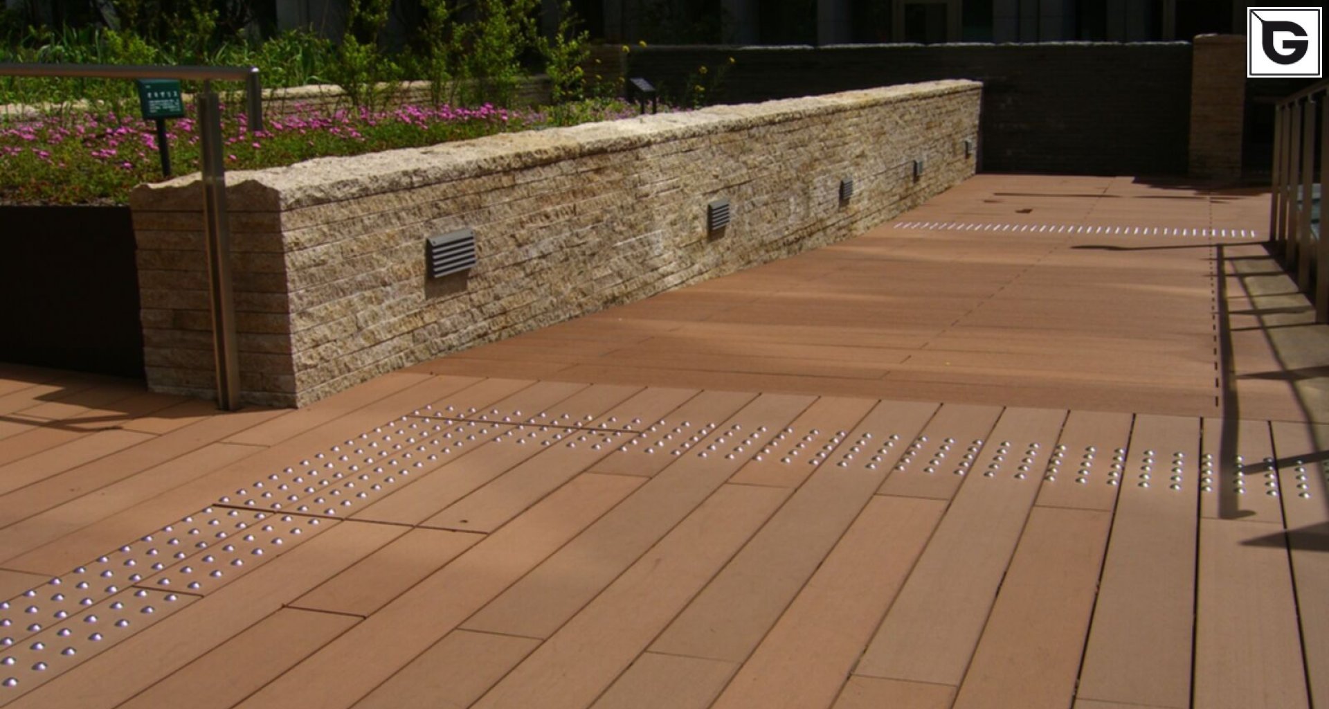 Verwaltungsgebäude_Dachanlage, Balk., Laufgang_Büros