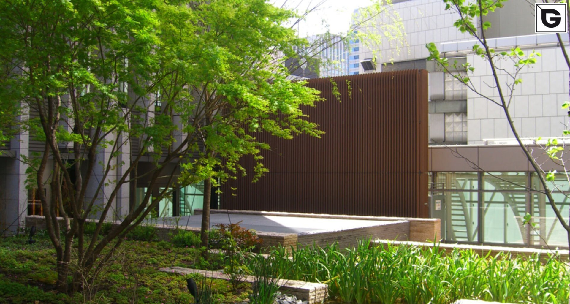 Verwaltungsgebäude_Offene Fassadenverkleidung - verti._Büros