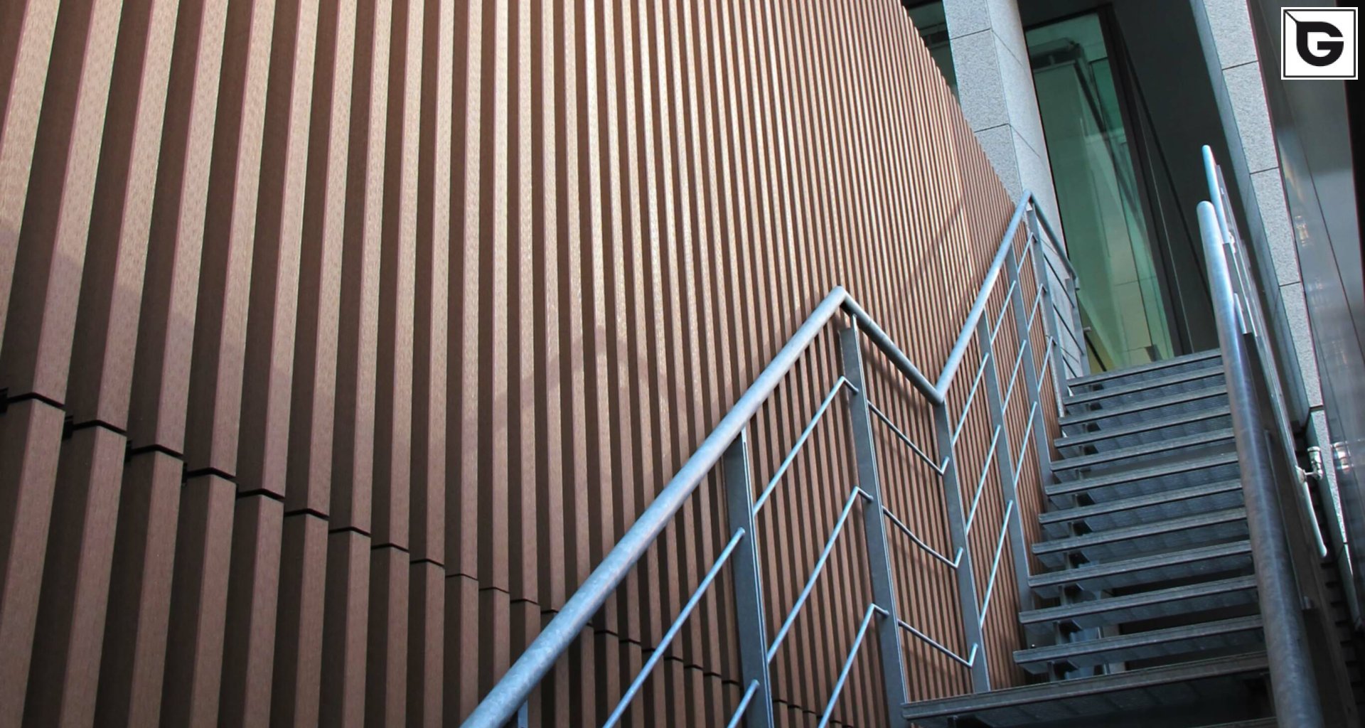 Verwaltungsgebäude_Offene Fassadenverkleidung - verti._Büros