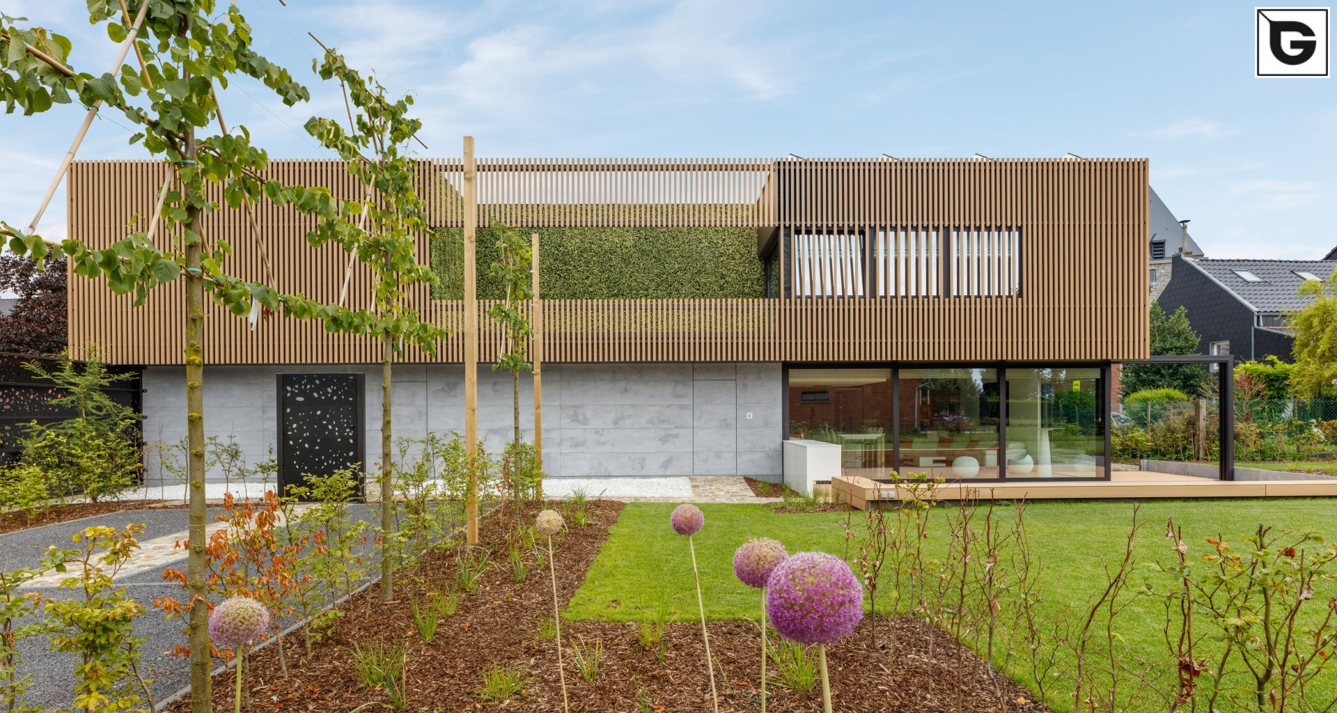 Verwaltungsgebäude_Offene Fassadenverkleidung - verti._Büros