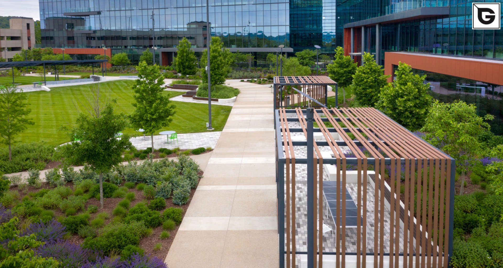 Verwaltungsgebäude_Zäune, Mauer, Portal_Leed