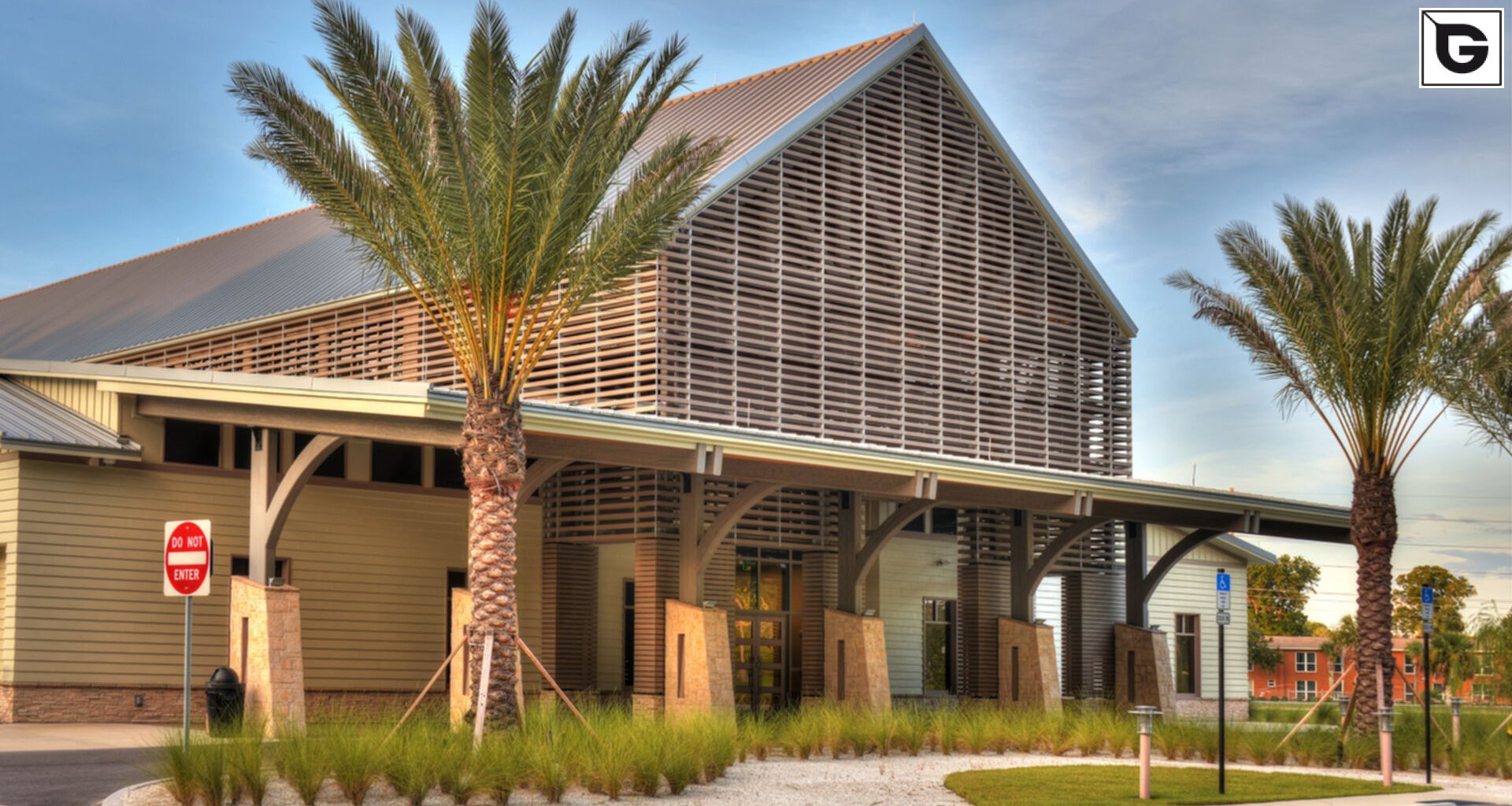 Institutionelle Einrichtungen_Horizontal Sonnenschutz, jalousien_Vorzeigeprojekte - Hybrid holz