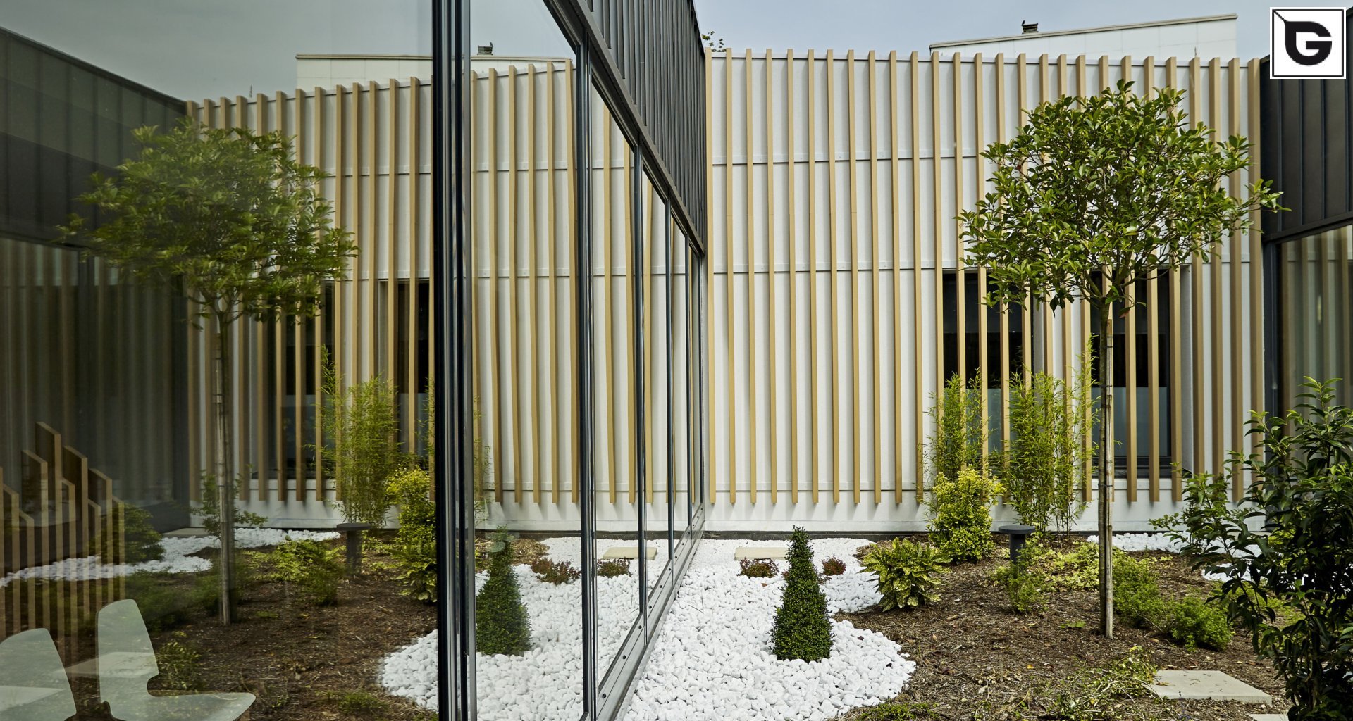 Institutionelle Einrichtungen_Offene Fassadenverkleidung - verti._Vorzeigeprojekte - Hybrid holz