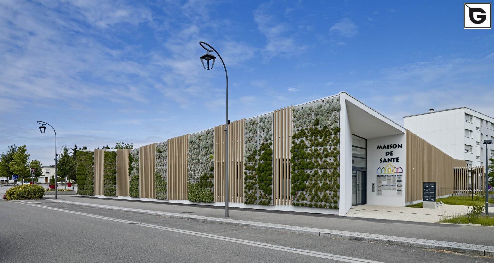 Institutionelle Einrichtungen_Offene Fassadenverkleidung - verti._Vorzeigeprojekte - Hybrid holz