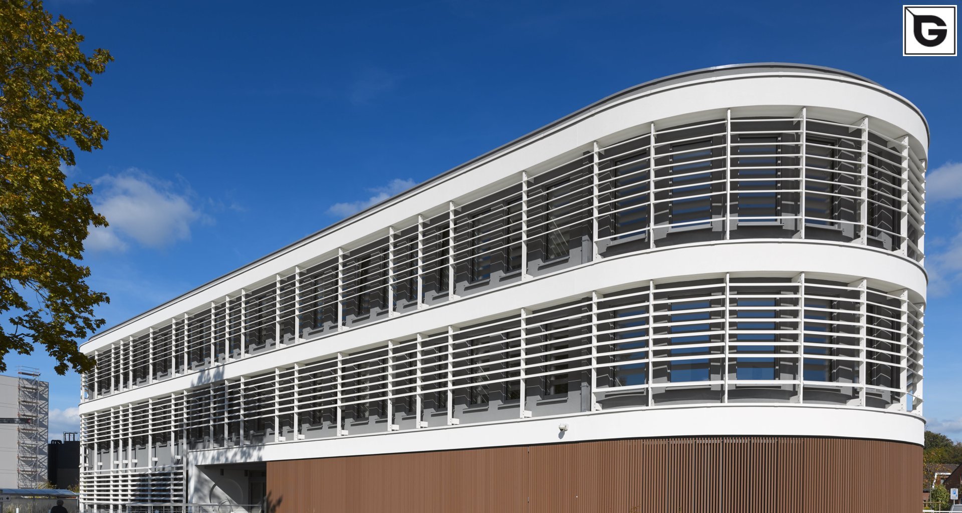 Institutionelle Einrichtungen_Offene Fassadenverkleidung - verti._Krankenhaus, Arztpraxis