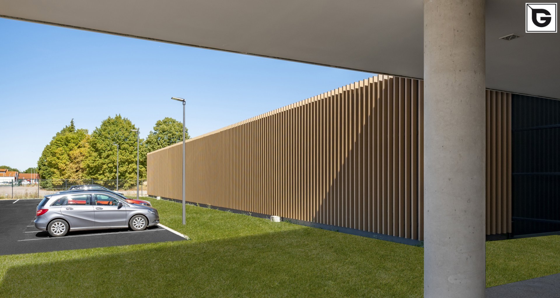 Institutionelle Einrichtungen_Offene Fassadenverkleidung - verti._Krankenhaus, Arztpraxis