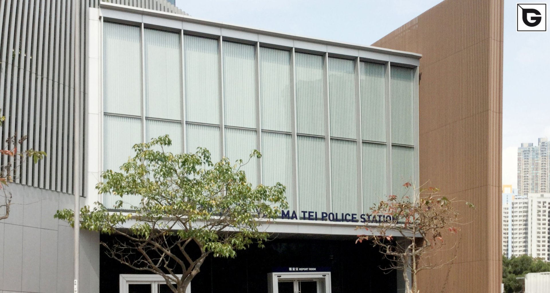 Institutionelle Einrichtungen_Offene Fassadenverkleidung - verti._Polizei, Feuerwehrmann