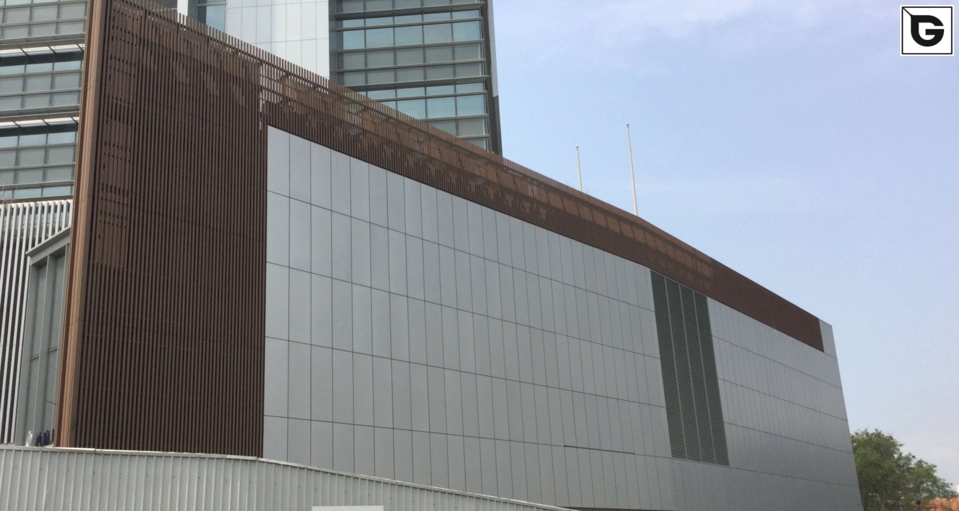 Institutionelle Einrichtungen_Offene Fassadenverkleidung - verti._Polizei, Feuerwehrmann