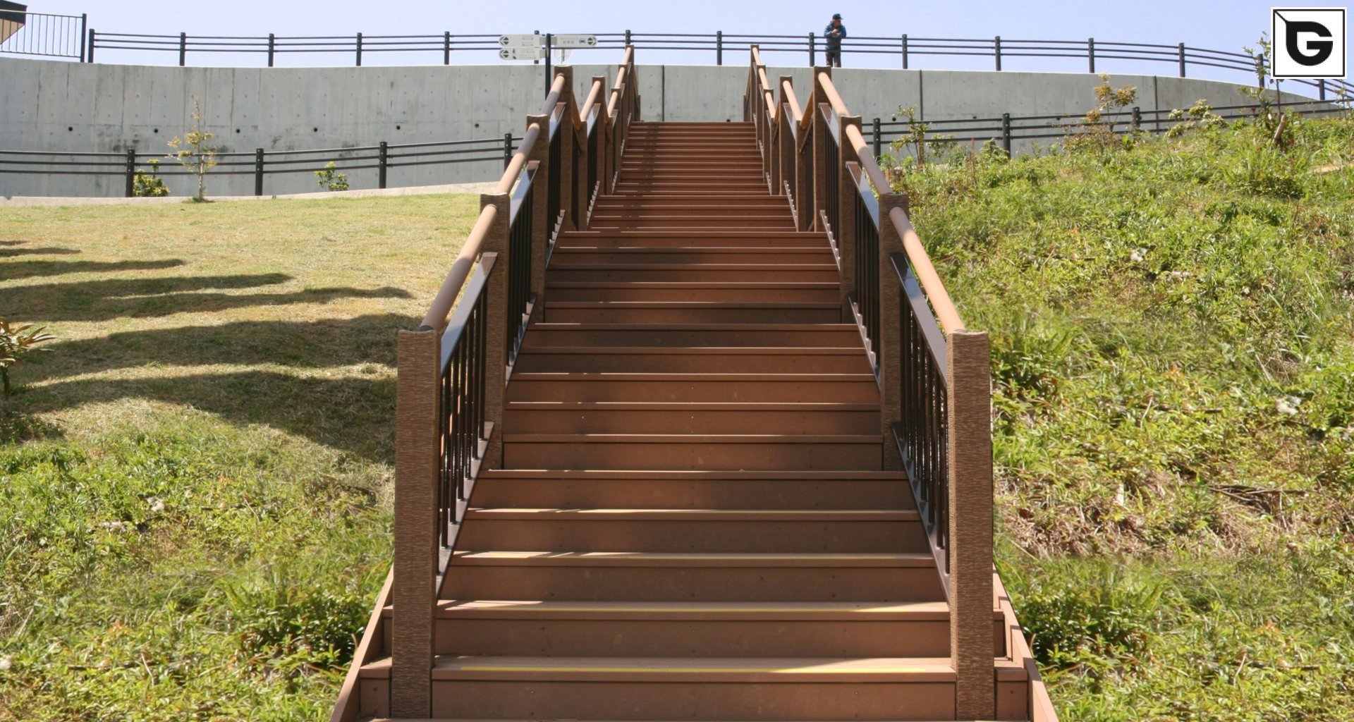 Institutionelle Einrichtungen_Treppen, Stufen & Tribünen_Gebogene Profilen