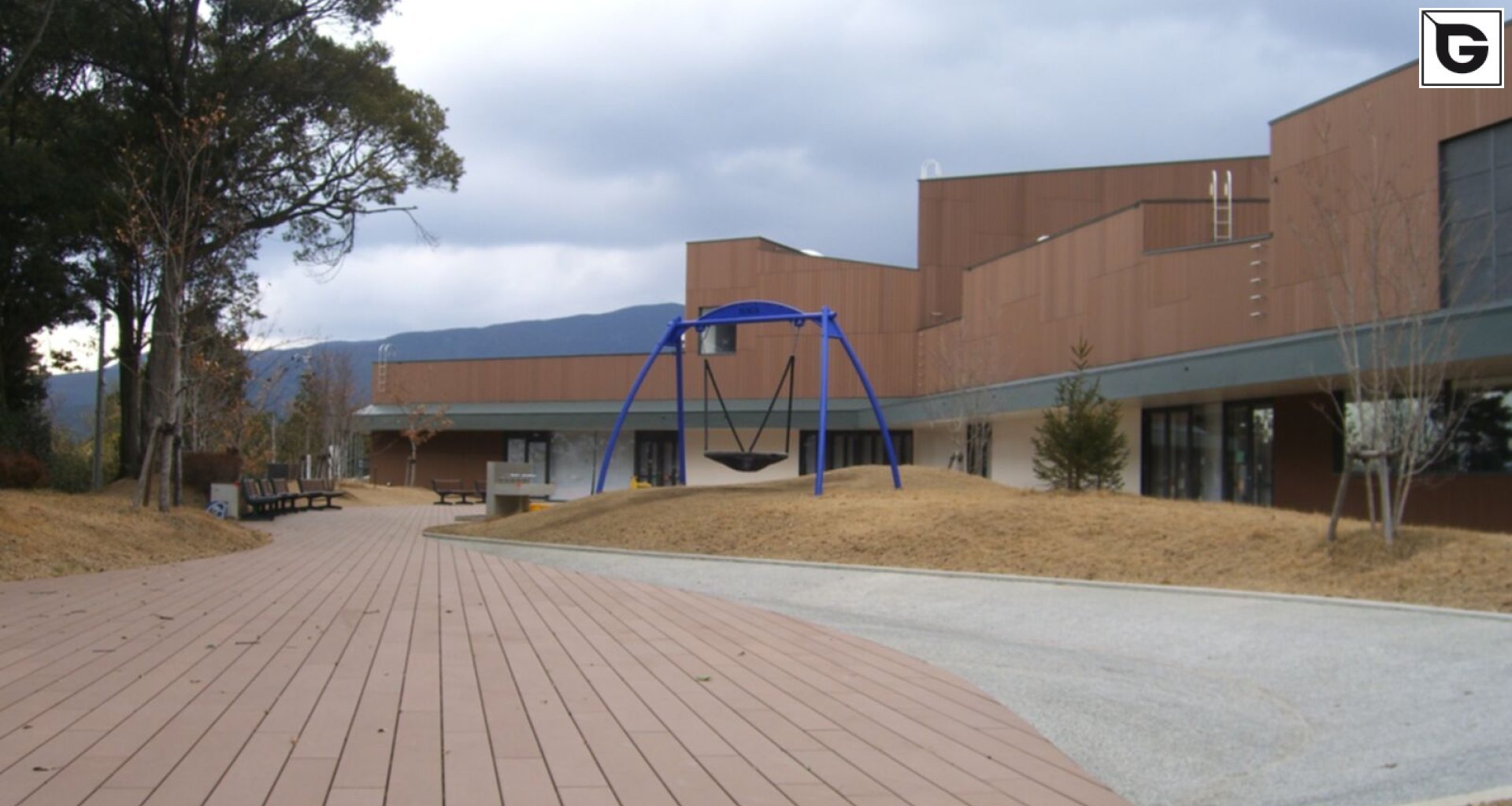 Institutionelle Einrichtungen_Terrasse Gewerbliche Nutzung_Gebogene Profilen