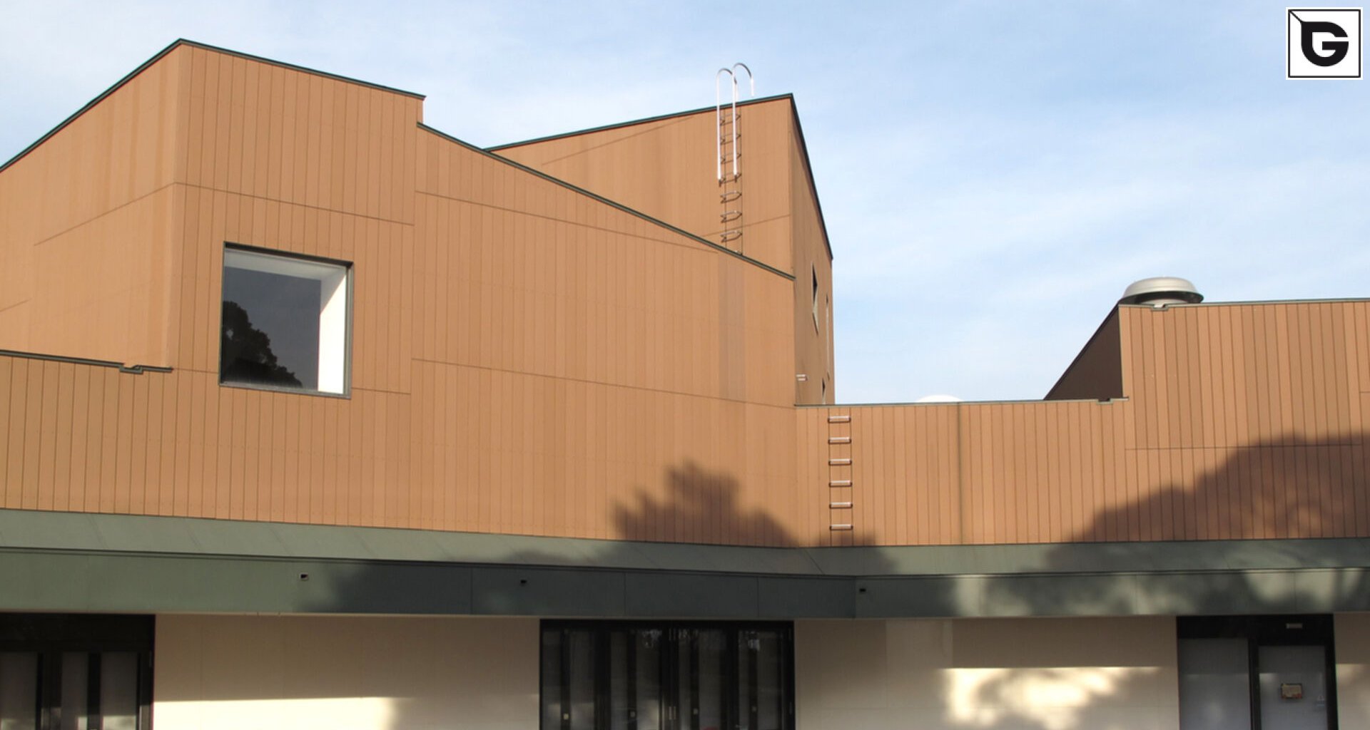 Institutionelle Einrichtungen_Fassadenverkleidung - vertikal_Gebogene Profilen