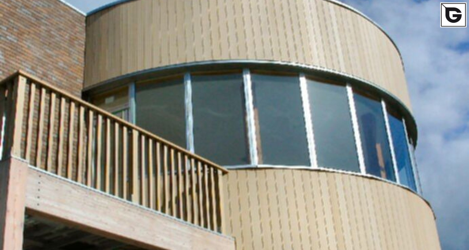 Institutionelle Einrichtungen_Fassadenverkleidung - vertikal_Gebogene Profilen