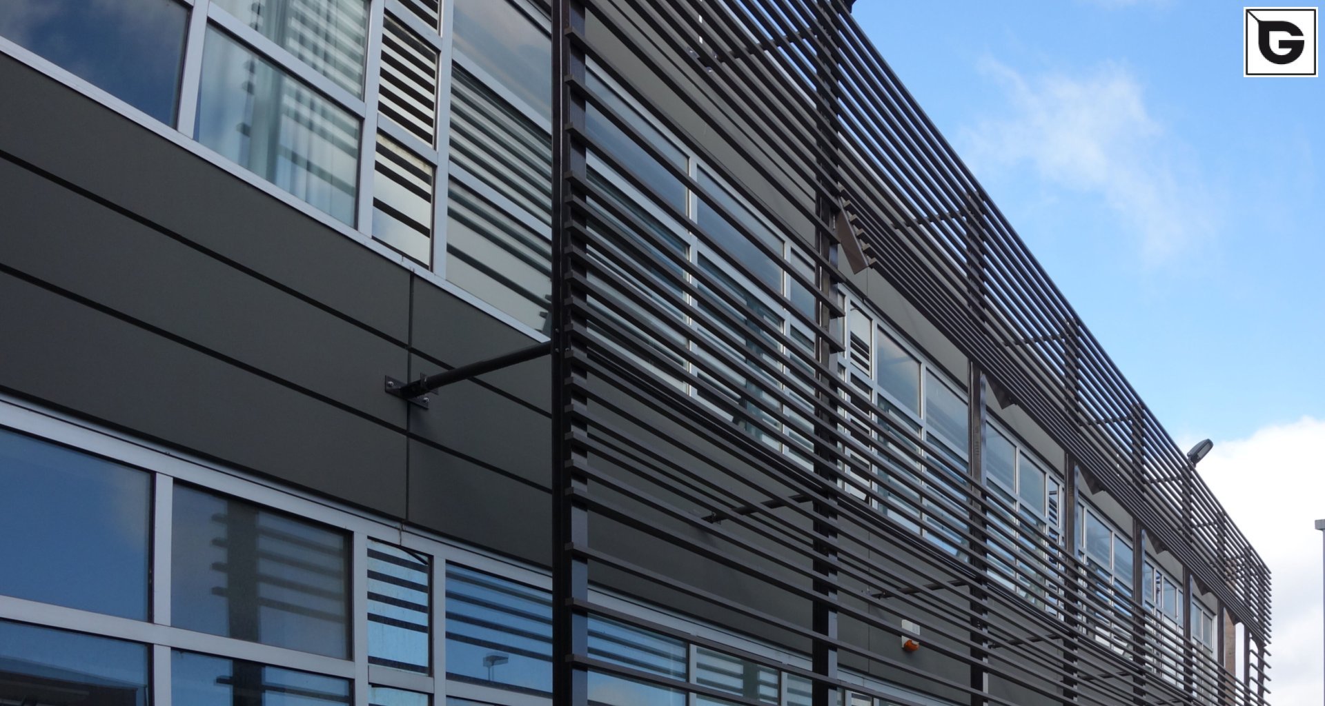 Institutionelle Einrichtungen_Horizontal Sonnenschutz, jalousien_Gebogene Profilen