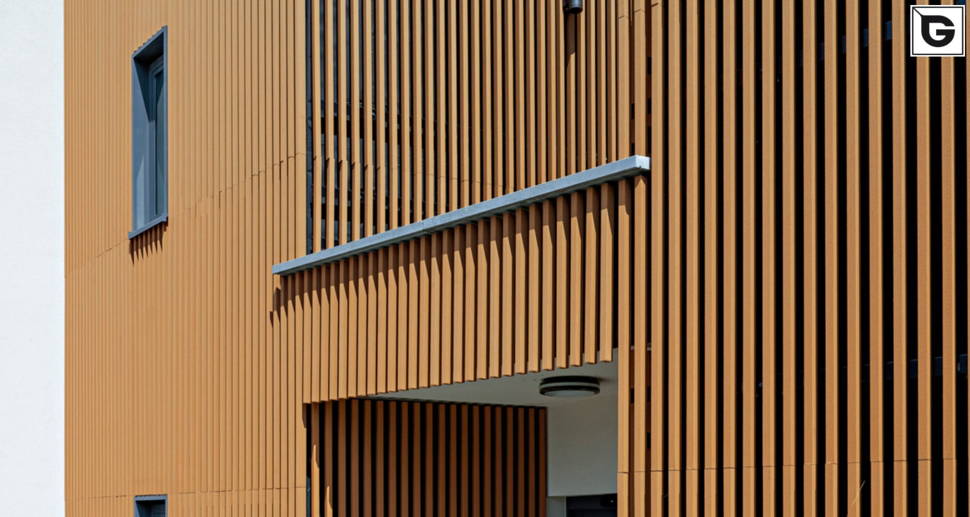 Institutionelle Einrichtungen_Offene Fassadenverkleidung - verti._Gebogene Profilen