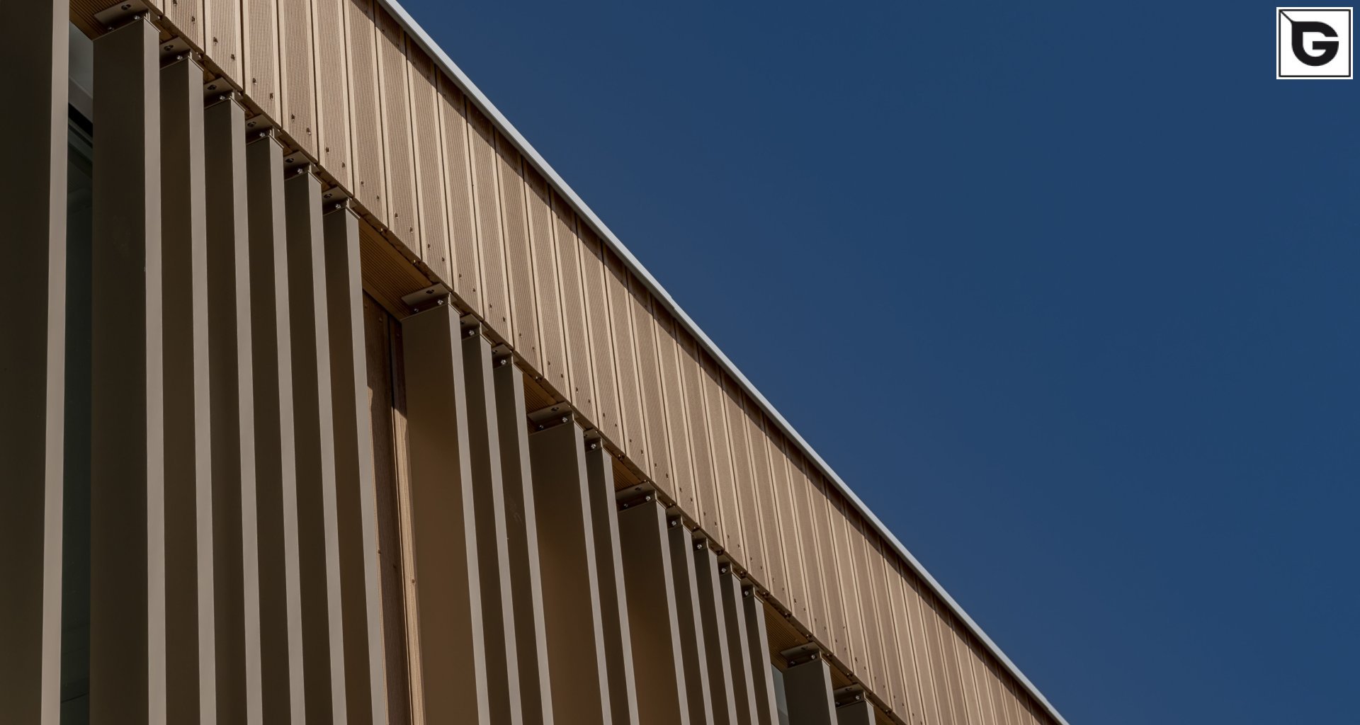 Institutionelle Einrichtungen_Vertical Sonnenschutz, jalousien_Gebogene Profilen