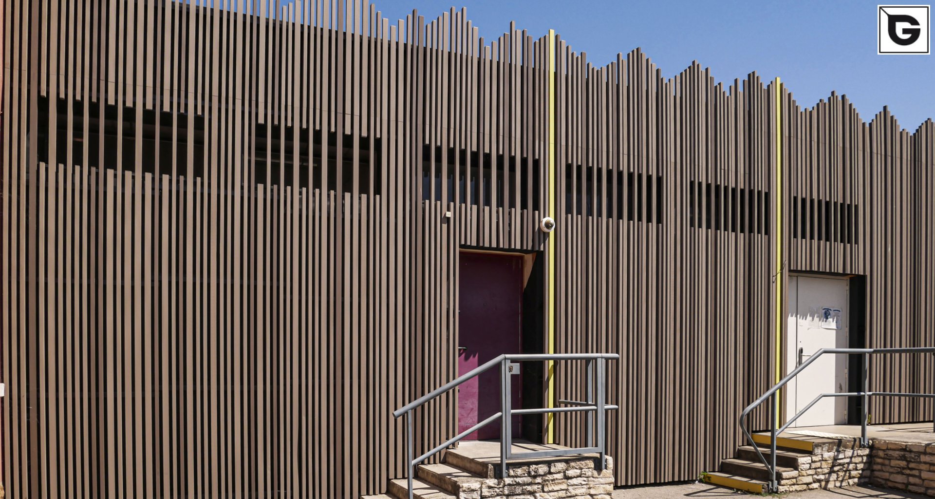 Institutionelle Einrichtungen_Offene Fassadenverkleidung - verti._Sporteinrichtung