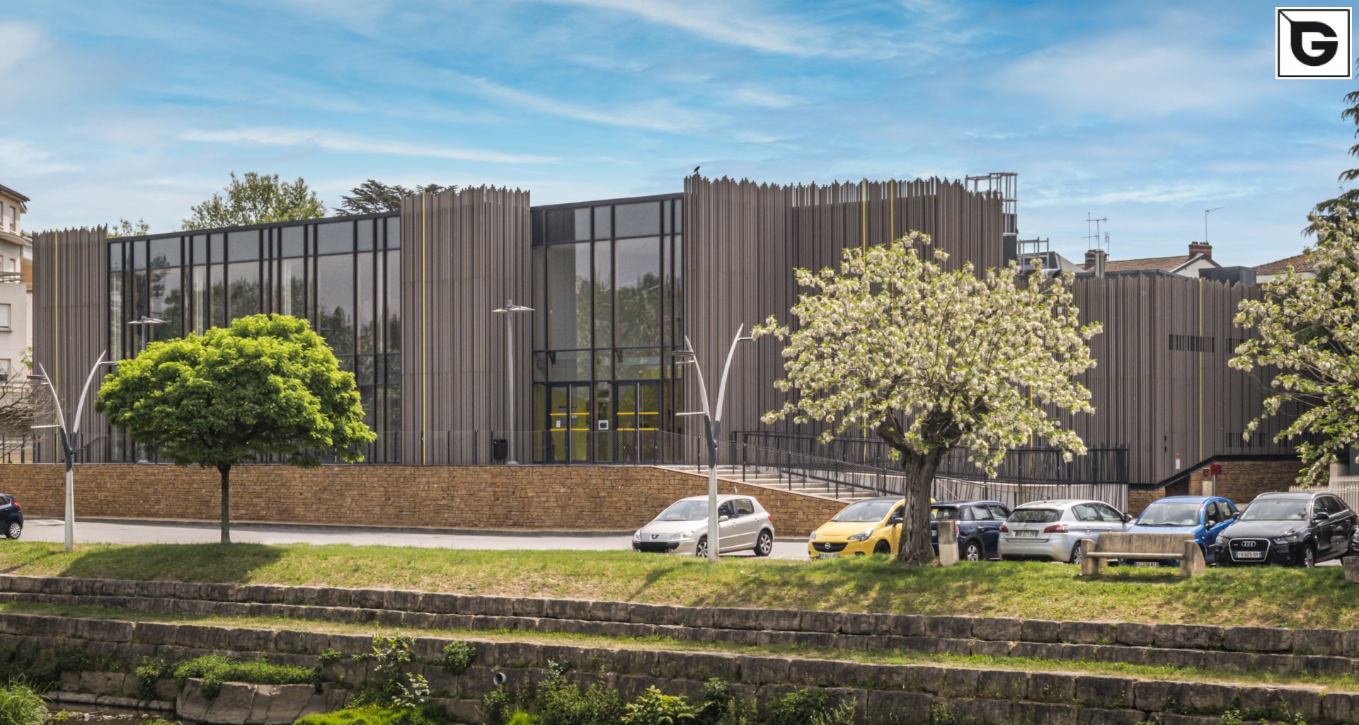 Institutionelle Einrichtungen_Offene Fassadenverkleidung - verti._Sporteinrichtung