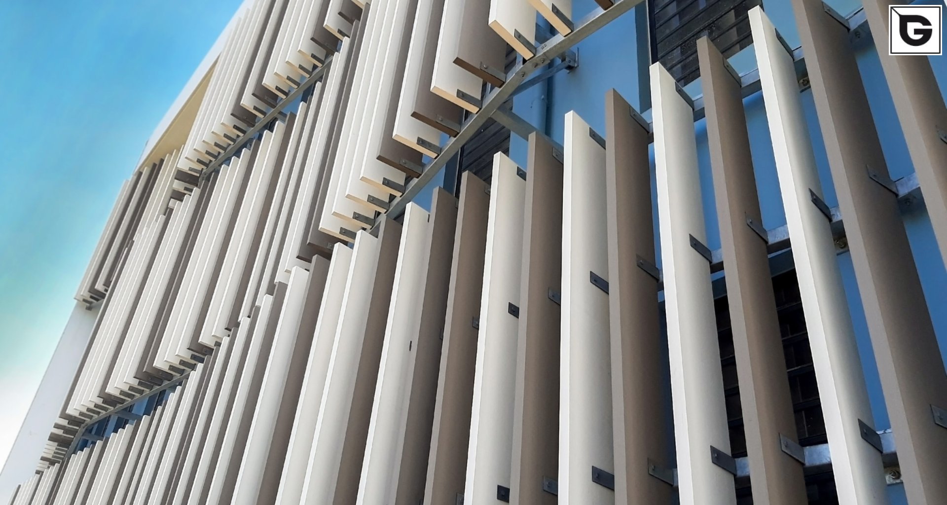 Kaufmännische Gebäude_Offene Fassadenverkleidung - verti._Einkaufszentrum