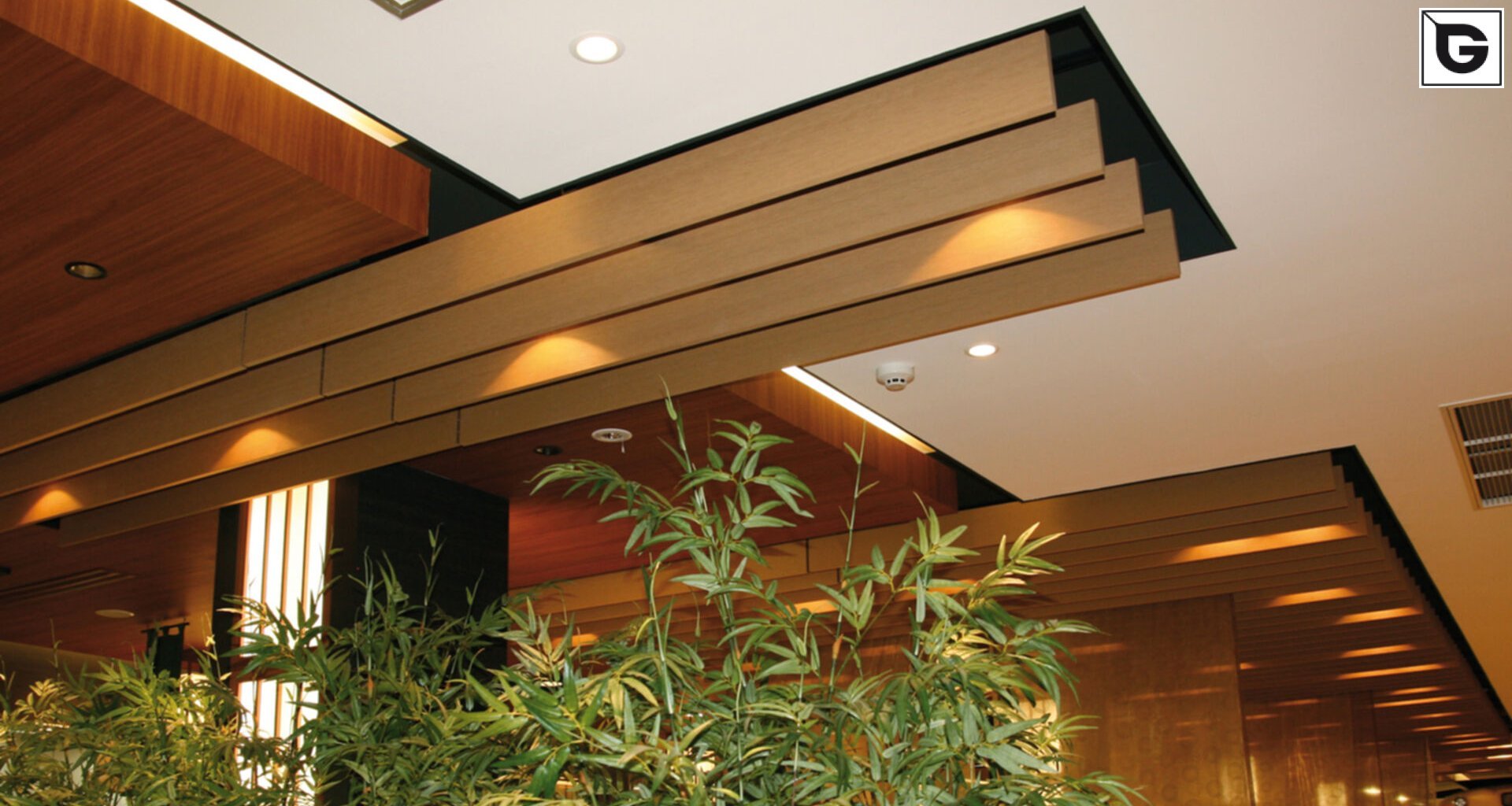 Kaufmännische Gebäude_Pergola, Dachüberstand, Dach_Einkaufszentrum