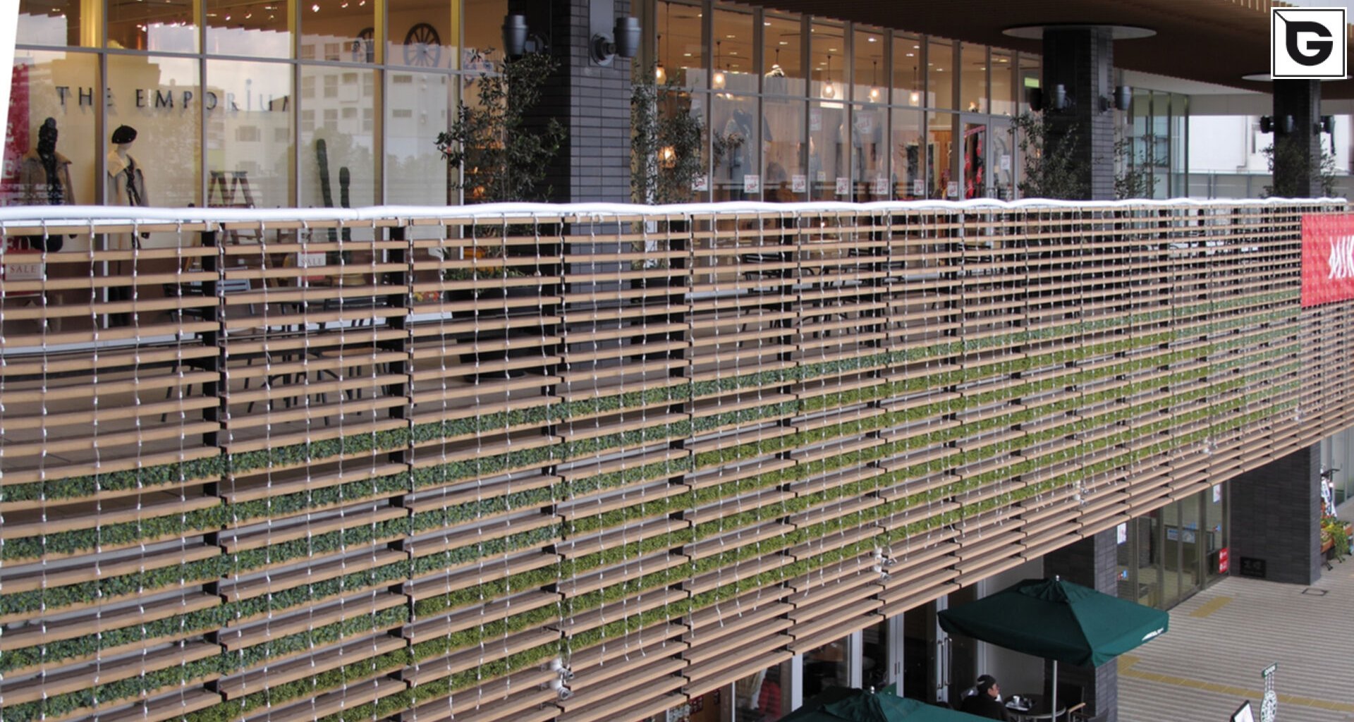 Kaufmännische Gebäude_Pergola, Dachüberstand, Dach_Einkaufszentrum