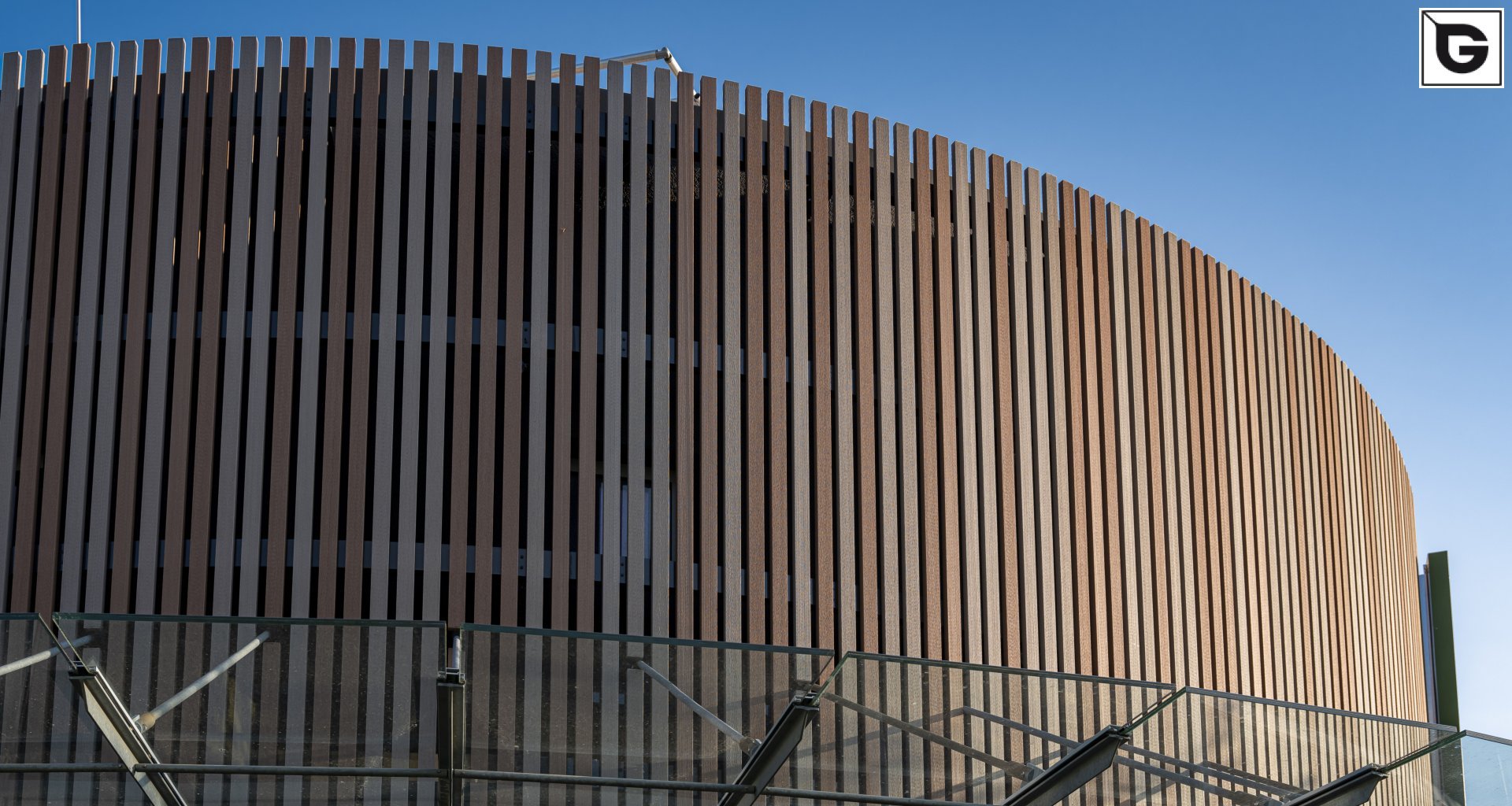 Kaufmännische Gebäude_Offene Fassadenverkleidung - verti._Einkaufszentrum