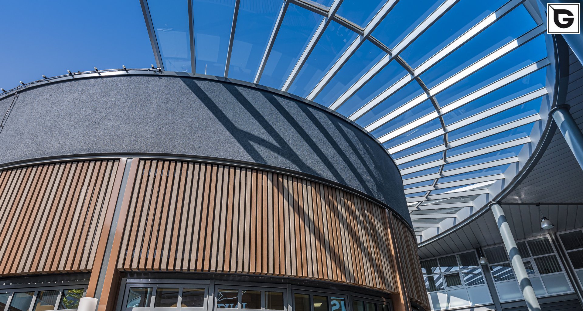 Kaufmännische Gebäude_Offene Fassadenverkleidung - verti._Einkaufszentrum