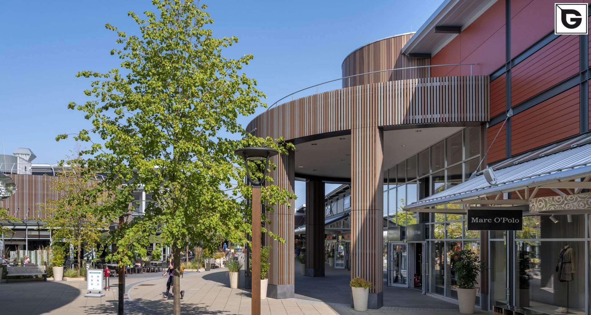 Kaufmännische Gebäude_Offene Fassadenverkleidung - verti._Einkaufszentrum