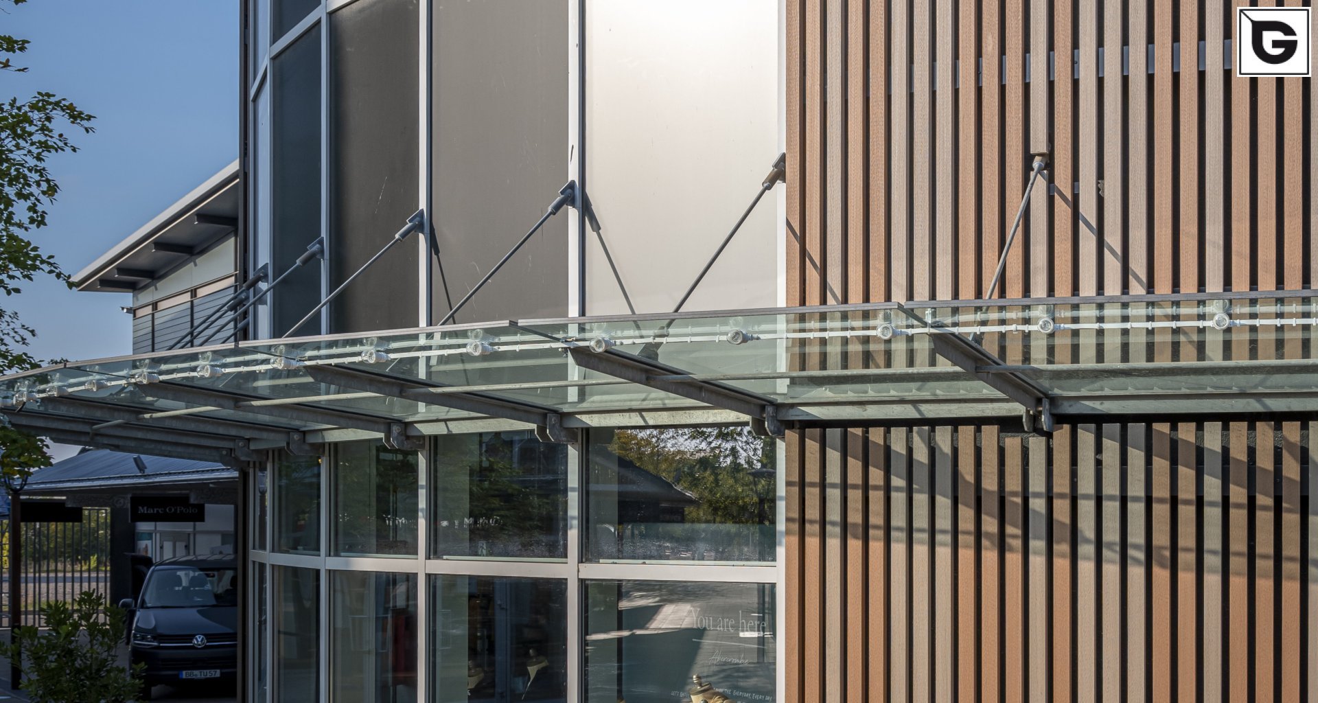 Kaufmännische Gebäude_Offene Fassadenverkleidung - verti._Einkaufszentrum