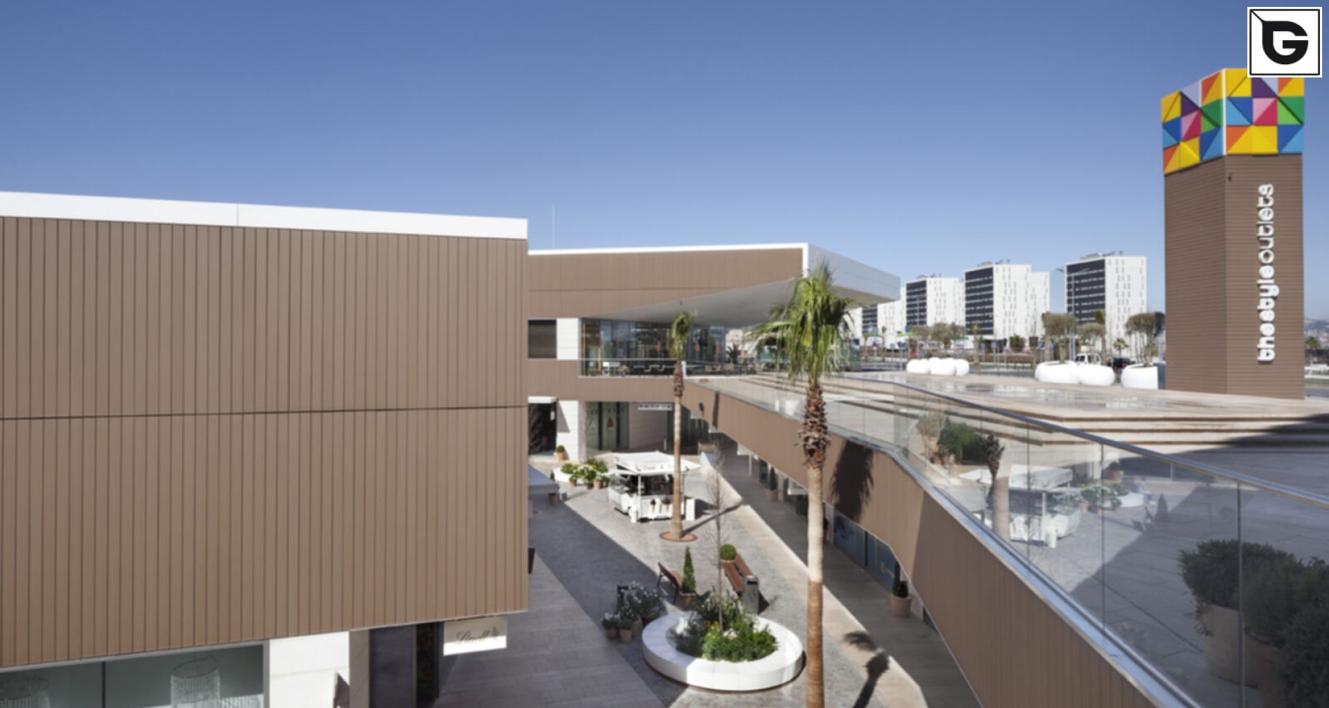 Kaufmännische Gebäude_Verti & Horiz Fassadenverkleidung _Vorzeigeprojekte - WPC holz 