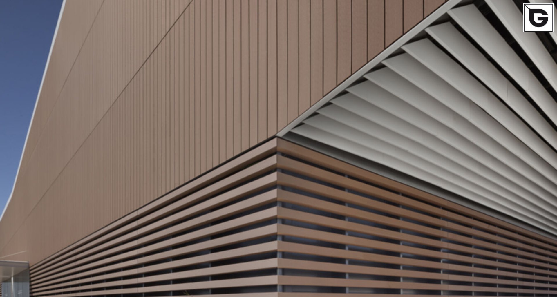 Kaufmännische Gebäude_Verti & Horiz Fassadenverkleidung _Vorzeigeprojekte - WPC holz 