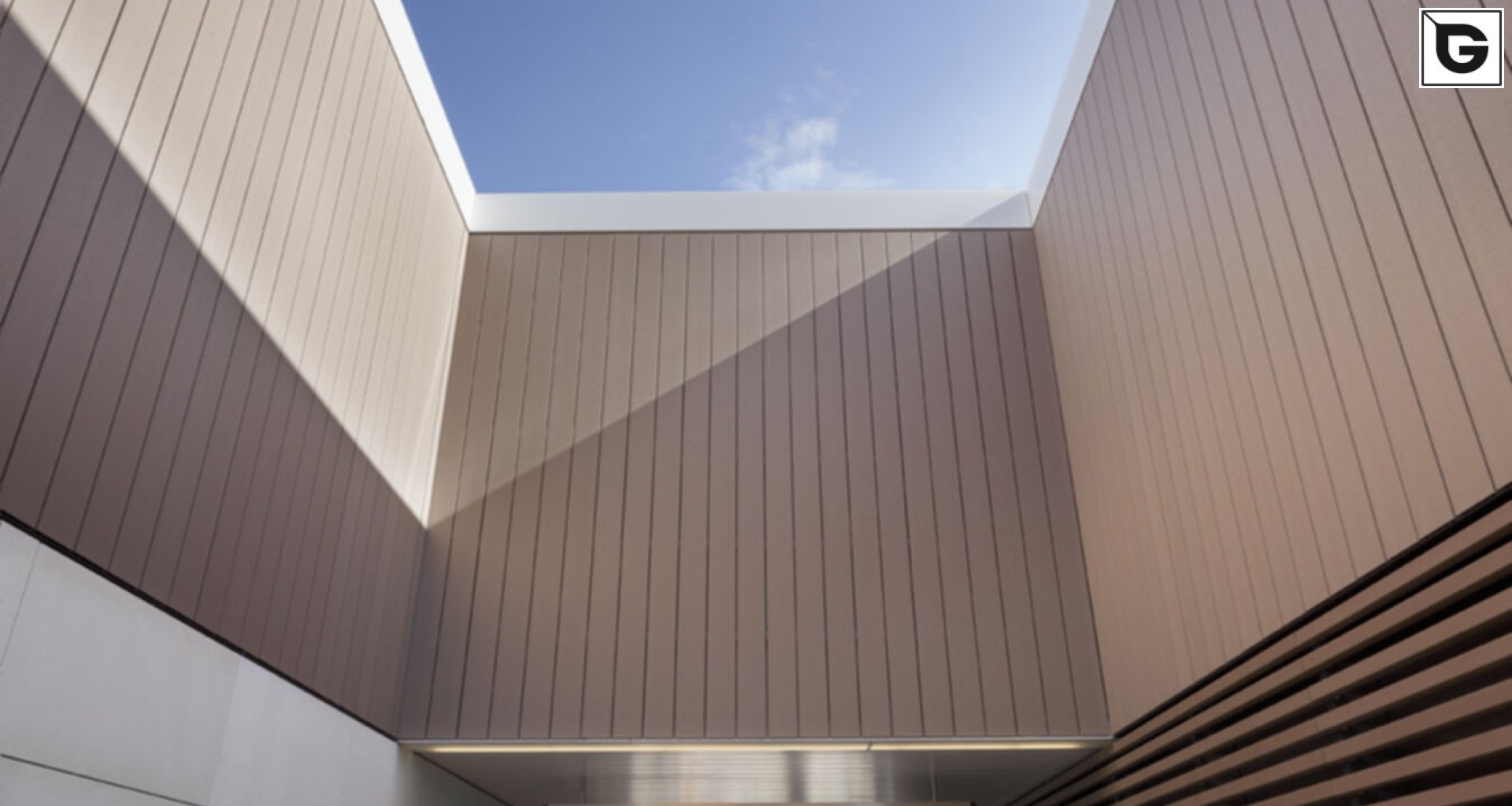 Kaufmännische Gebäude_Verti & Horiz Fassadenverkleidung _Vorzeigeprojekte - WPC holz 