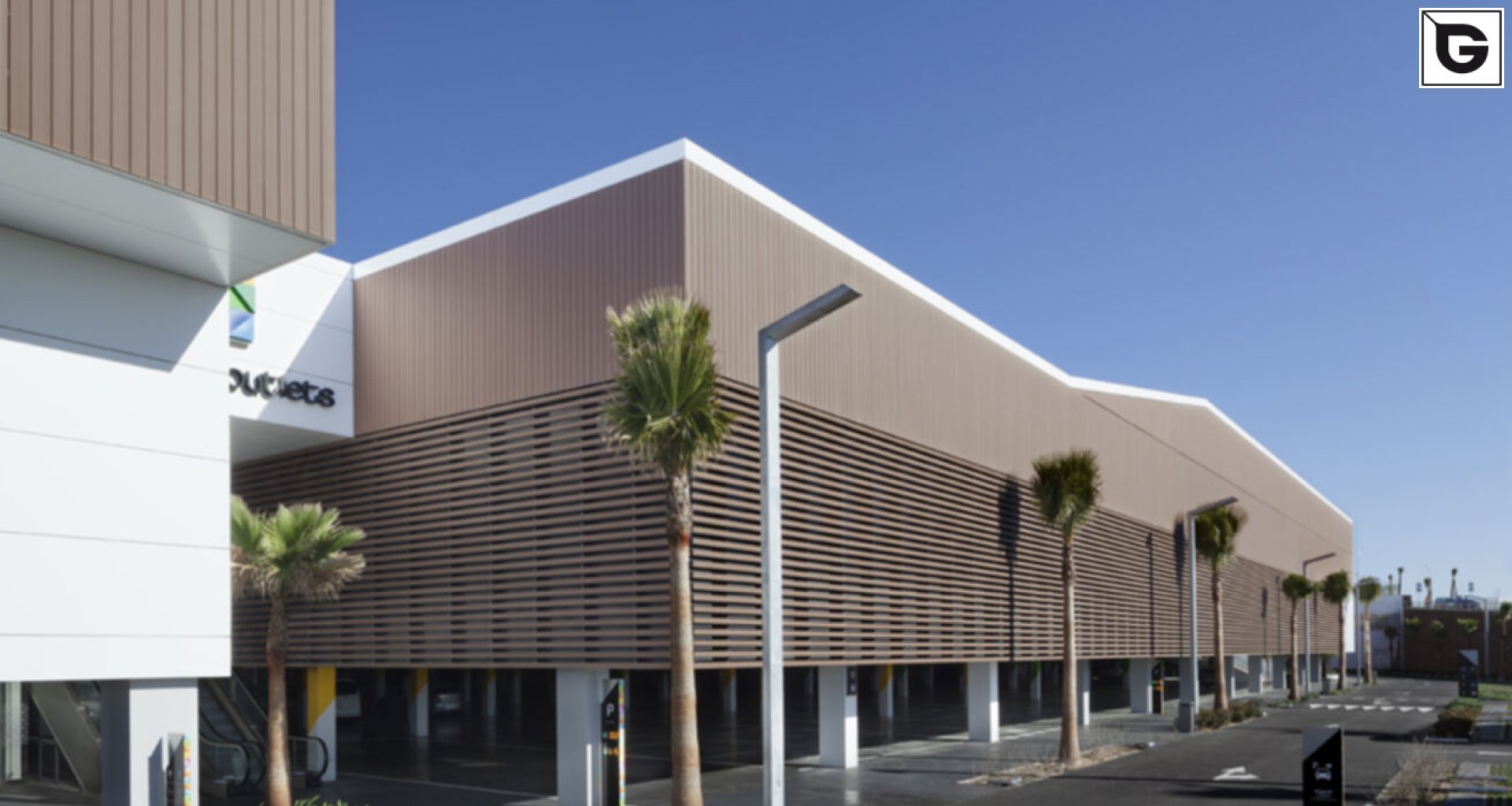 Kaufmännische Gebäude_Verti & Horiz Fassadenverkleidung _Vorzeigeprojekte - WPC holz 