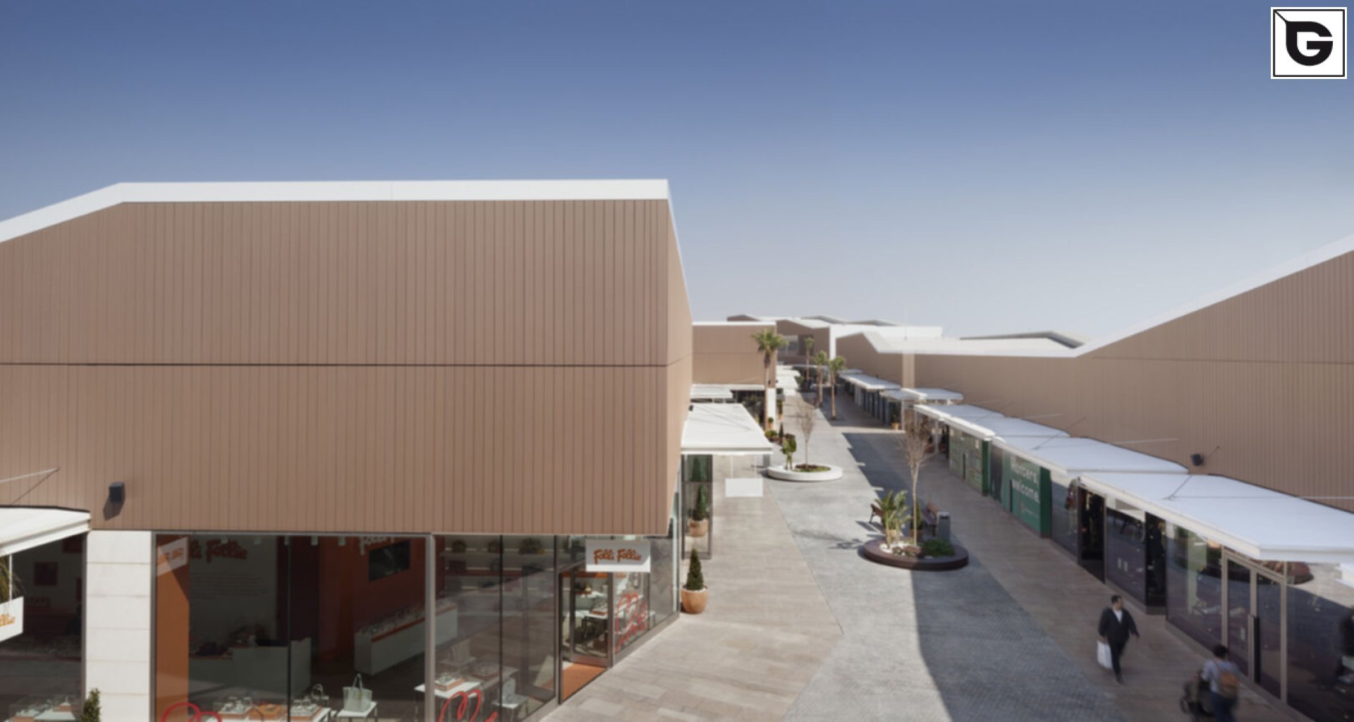 Kaufmännische Gebäude_Verti & Horiz Fassadenverkleidung _Vorzeigeprojekte - WPC holz 