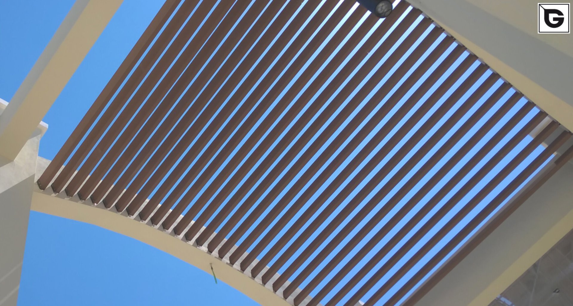 Kaufmännische Gebäude_Offene Fassadenverkleidung - verti._Einkaufszentrum