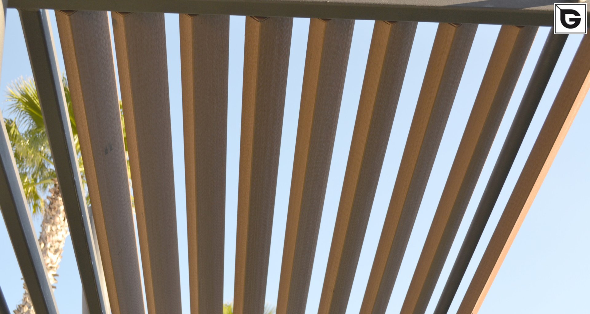 Kaufmännische Gebäude_Offene Fassadenverkleidung - verti._Einkaufszentrum