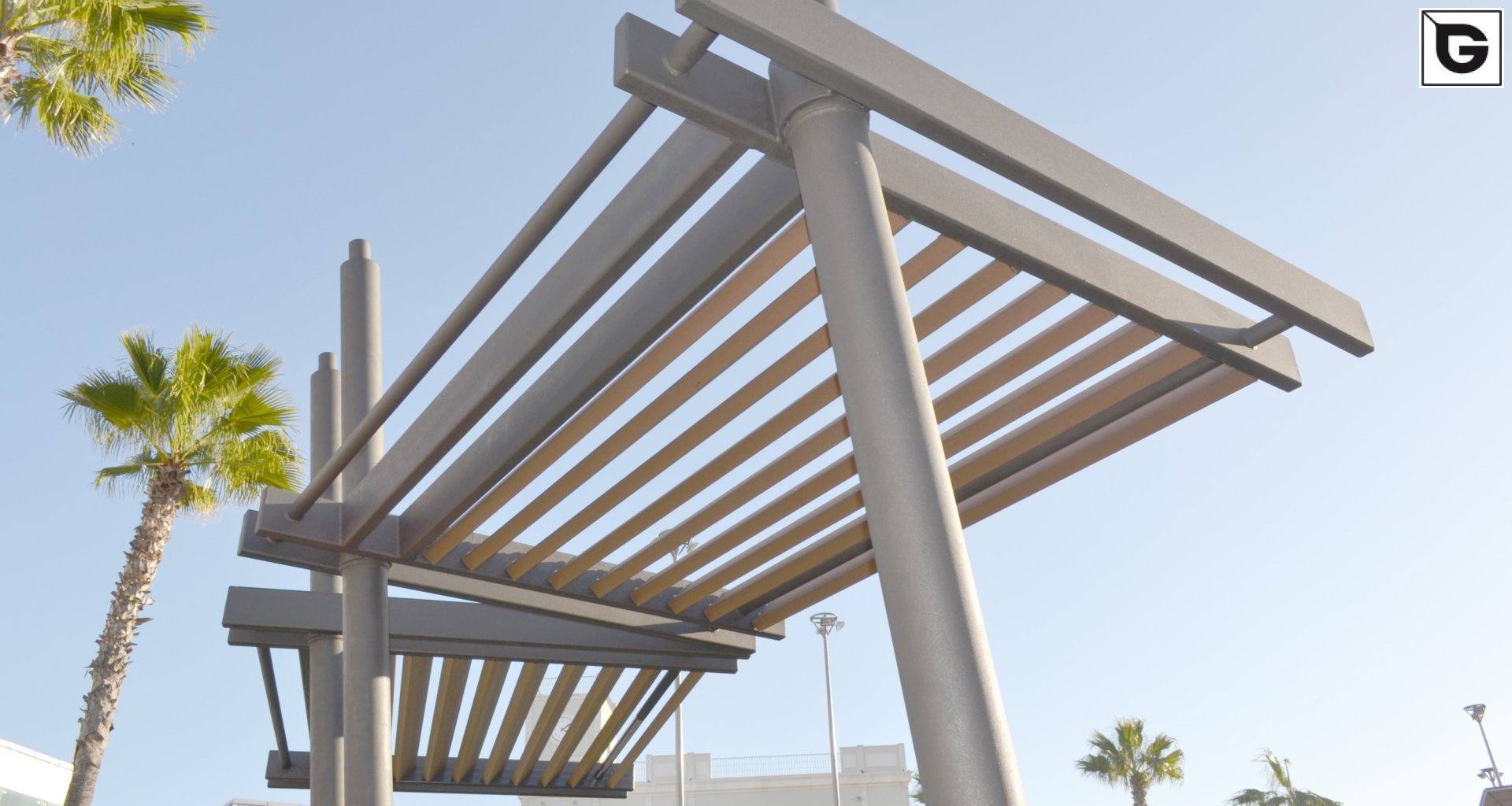 Kaufmännische Gebäude_Offene Fassadenverkleidung - verti._Einkaufszentrum