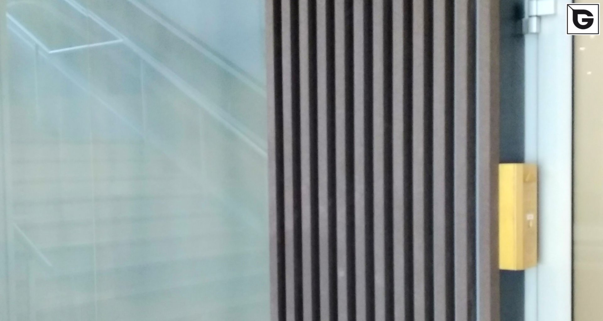 Kaufmännische Gebäude_Offene Fassadenverkleidung - verti._Einkaufszentrum